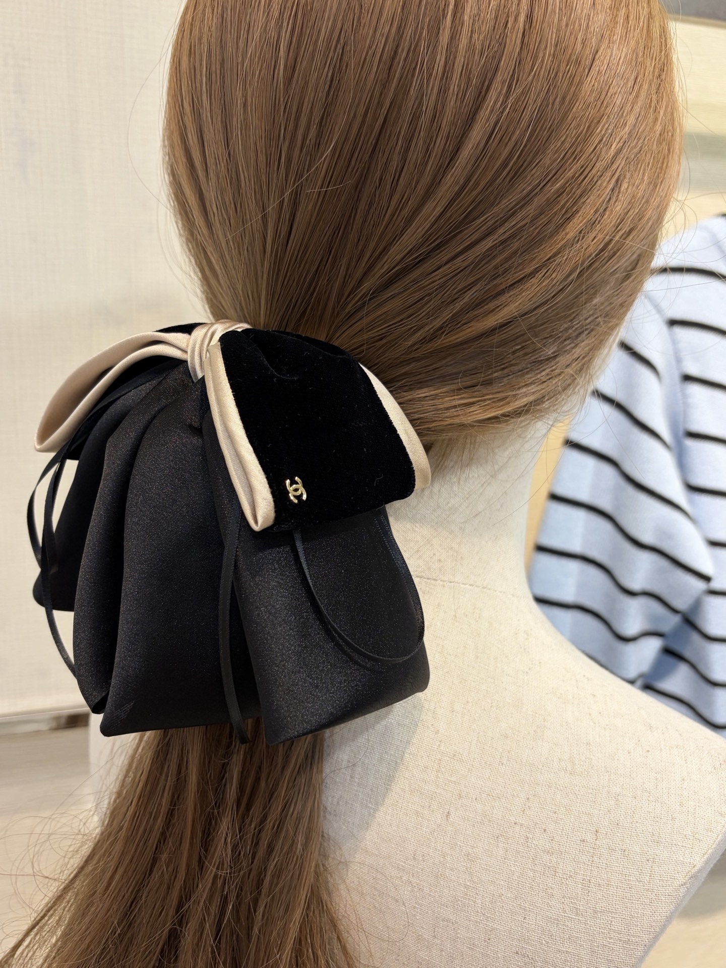 NO:635783,88200, today’s new product ponytail grabber * New champagne bow gold double C hairpin, champagne + black color matching bow, so exquisite, full of atmosphere when worn on the upper body, very stunning, totally like a little princess, noble and fashionable, hairpin shark clip, hairpins, Cartier high-end jewelry1986090988200,今日新品马尾抓夹 * 新款香槟色蝴蝶结金色双C发夹 香槟色+黑色拼色蝴蝶结好精致 佩戴上身氛围感满满非常出片 完全就是小公主气质 贵气又时髦 发夹鲨鱼夹,,hairpins,卡迪亚高端饰品,Jewelry