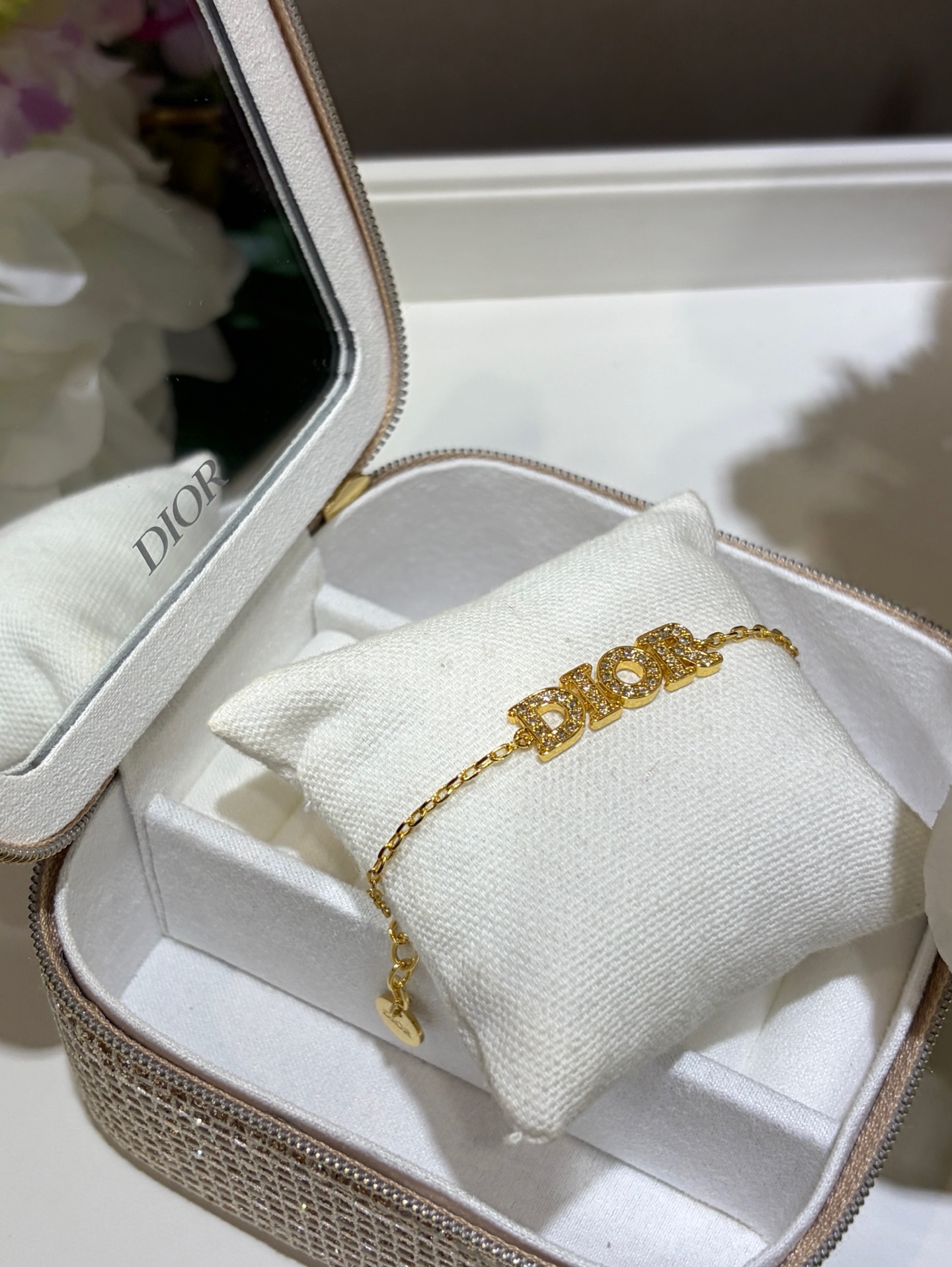 NO:635945,88160, today’s new bracelet * 26th early spring new gold full diamond letter bracelet. The most classic gold full diamond letter design. Simple and versatile. The details show nobility and elegance. YB-like brass material. Swarovski Phantom diamond. Basic bracelet with packaging box. Top version, bracelet, Cartier high-end jewelry.1986090988160,今日新品手链 * 26年早春新款金色满钻字母手链 最最最的经典金色满钻字母设计 简简单单又百搭 细节处尽显贵气优雅 yb一样黄铜材质 施华洛魅影钻 基础款手链带包装盒 顶级版本,,bracelet,卡迪亚高端饰品,Jewelry