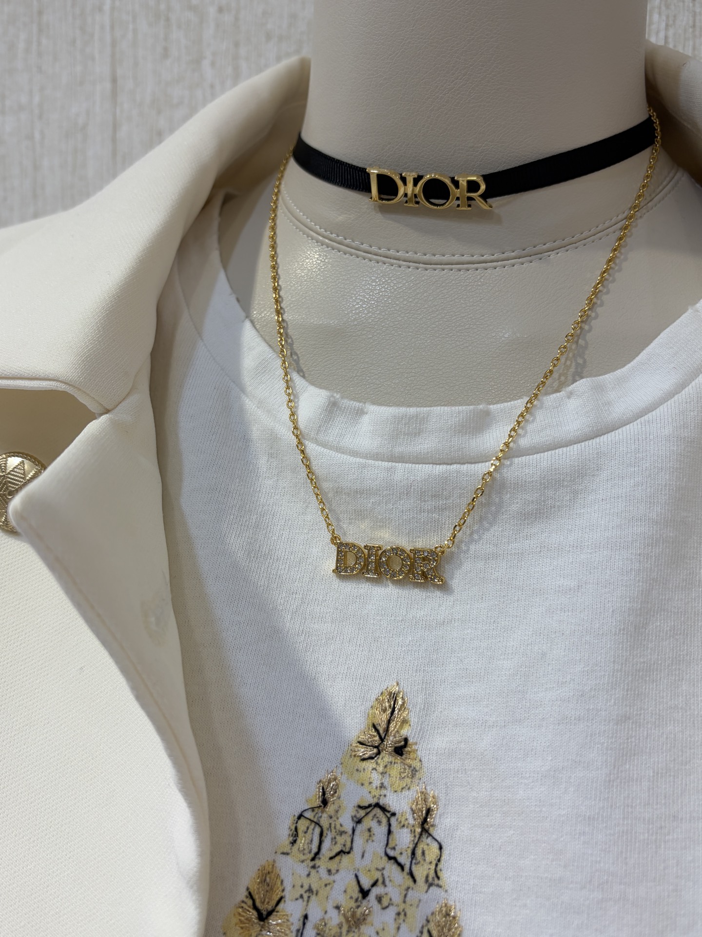 NO:635942,88180, today’s new necklace * 26th early spring new gold full diamond letter necklace. The most classic gold full diamond letter design. Simple and versatile. The details show nobility and elegance. YB-like brass material. Swarovski Phantom diamond. Top version of basic necklace, necklace, Cartier high-end jewelry.1986090988180,今日新品项链 * 26年早春新款金色满钻字母项链 最最最的经典金色满钻字母设计 简简单单又百搭 细节处尽显贵气优雅 yb一样黄铜材质 施华洛魅影钻 基础款项链顶级版本,,necklace,卡迪亚高端饰品,Jewelry