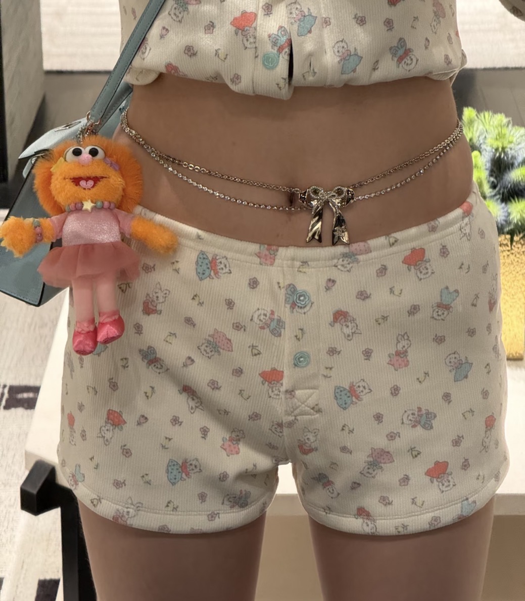 NO:635864,88320, today's new waist chain, heavy industry model * 25K new color block ribbon bow full of diamonds double C waist chain. Color block design three-layer bow is too delicate and heavy work. The bow content is extremely high and the diamond chain is huge. It is gentle and noble and shows the figure of a rich little princess. The same brass material as yb. Customized crystal explosion style. Contrast color design, Cardia high-end jewelry1986090988320,今日新品腰链 重工款 * 25K新款拼色丝带蝴蝶结满钻双C腰链 拼色设计三层蝴蝶结太精致太重工了 蝴蝶结含量极高搭排钻链条巨闪 温柔贵气又显身材很千金小公主 yb一样黄铜材质 定制水晶爆款 撞色设计,,卡迪亚高端饰品,Jewelry