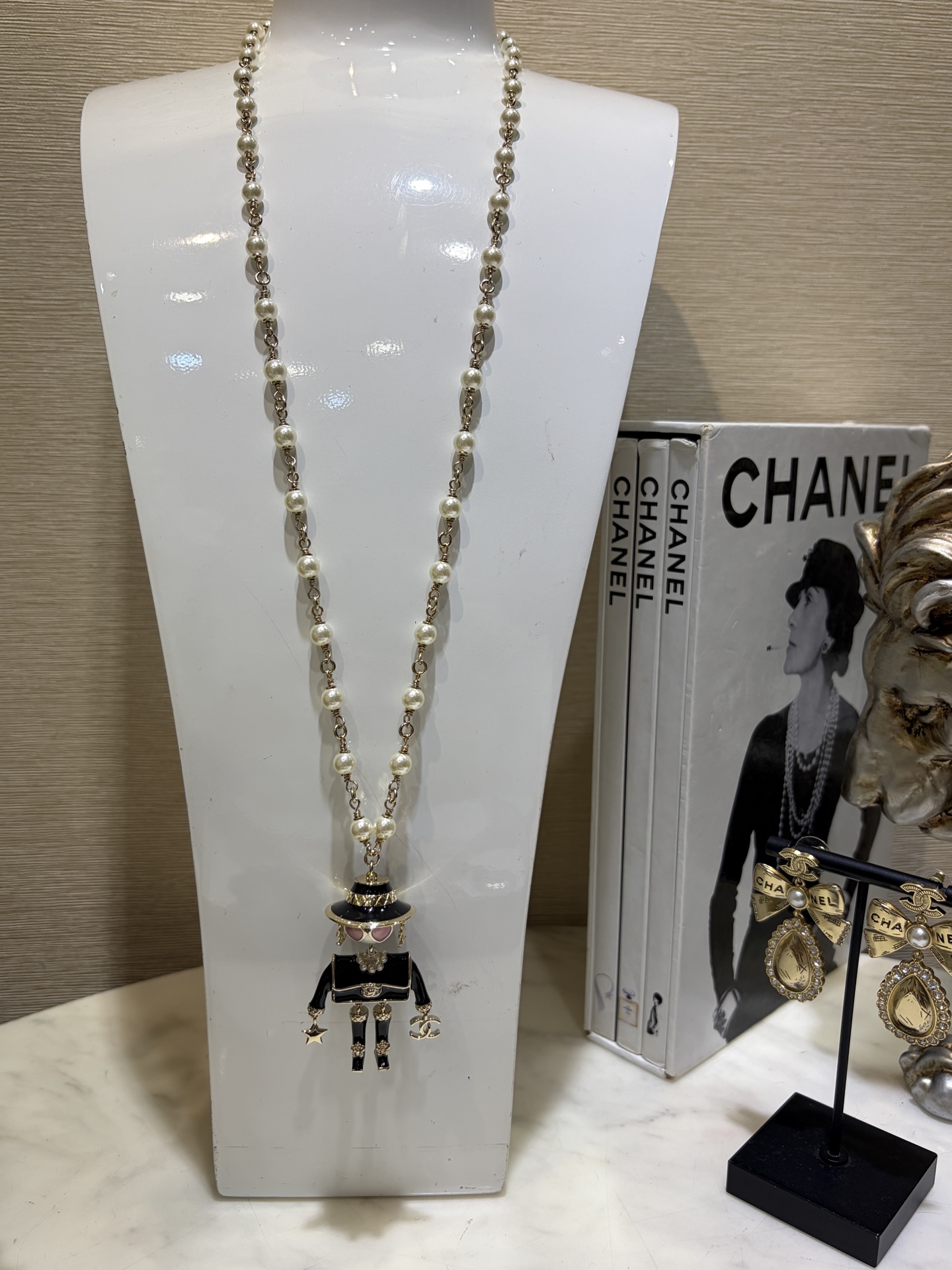 NO:635908,88300, new product purchased from yb today. 25B new gold double C black robot pearl necklace sweater chain. The pearl robot wearing an enamel rhombus fisherman's hat is so cute. Elegant and avant-garde. Paired with love sunglasses and small double C earrings. Full of sophistication. Purchased yb. For details, it is recommended that everyone get one. The same brass material as yb. Customized pearls.  Enamel craftsmanship, espadrilles, sweaters, earrings, necklace, hats, Cartier high-end jewelry1986090988300,今日新品购入yb . 25B新款金色双C黑色机器人珍珠项链毛衣链 戴着珐琅菱格纹渔夫帽的珍珠机器人 简直太可爱了吧 优雅又很前卫个性 搭配爱心墨镜和双C小耳环 精致度拉满 购入yb,对版细节推荐人手一个 yb一样黄铜材质 定制珍珠 珐琅工艺,,espadrilles,sweaters,earrings,necklace,hats,卡迪亚高端饰品,Jewelry