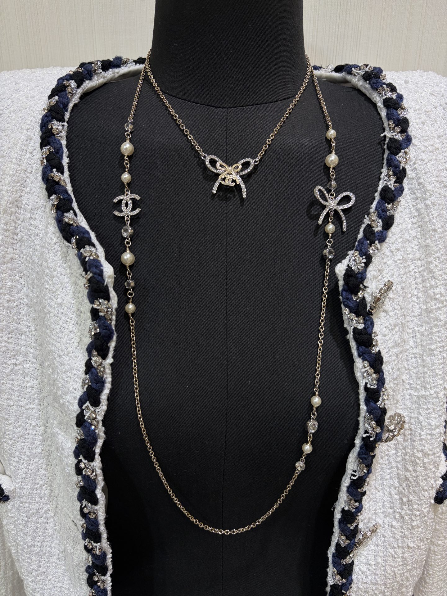 NO:635891,88300, today's new sweater chain * 25K new silver bow full of diamonds double C gold necklace small silver bow + pearl rhinestone chain is so exquisite. It is suitable for single or double layer wear. The upper body is gentle and noble, and has the temperament of a princess. The same brass material as yb. Customized crystal hot style. Contrast color design, sweaters, necklace, Cardia high-end jewelry1986090988300,今日新品毛衣链 * 25K新款银色蝴蝶结满钻双C金色项链 银色小蝴蝶结+珍珠水钻链条太精致啦 单层or双层佩戴都很合适 上身温柔贵气很千金小公主气质 yb一样黄铜材质 定制水晶爆款 撞色设计,,sweaters,necklace,卡迪亚高端饰品,Jewelry