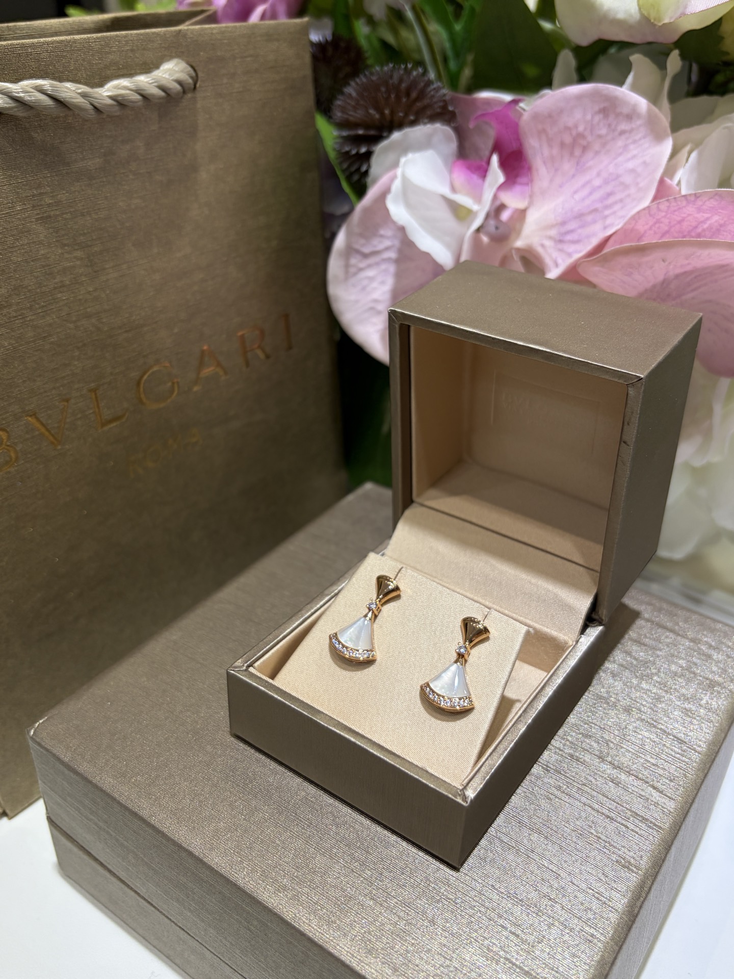 NO:635880,88260, Today's new earrings are the same style as Zhao Lusi's fan with diamonds and white shell rose gold earrings. The white shell has its own luster and a vague sense of transparency. A circle of sparkling diamonds under the fan looks smart and cute. The upper body is particularly gentle and delicate. The temperament is white and rich. It comes standard with zk real gold and real diamonds + shells. The price is close to 4w. Customized 925 silver material + shells + high-quality zircon, earrings, Cartier high-end jewelry1986090988260,今日新品耳环 赵露思同款 扇子带钻白贝玫瑰金耳环 白贝自带光泽 还有隐隐约约的通透感 扇子下面一圈闪钻显得灵动又可爱 上身特别温柔精致 气质白富美标配 zk真金真钻+贝壳 价格接近4w 定制925银材质+贝壳+高品质锆石,,earrings,卡迪亚高端饰品,Jewelry