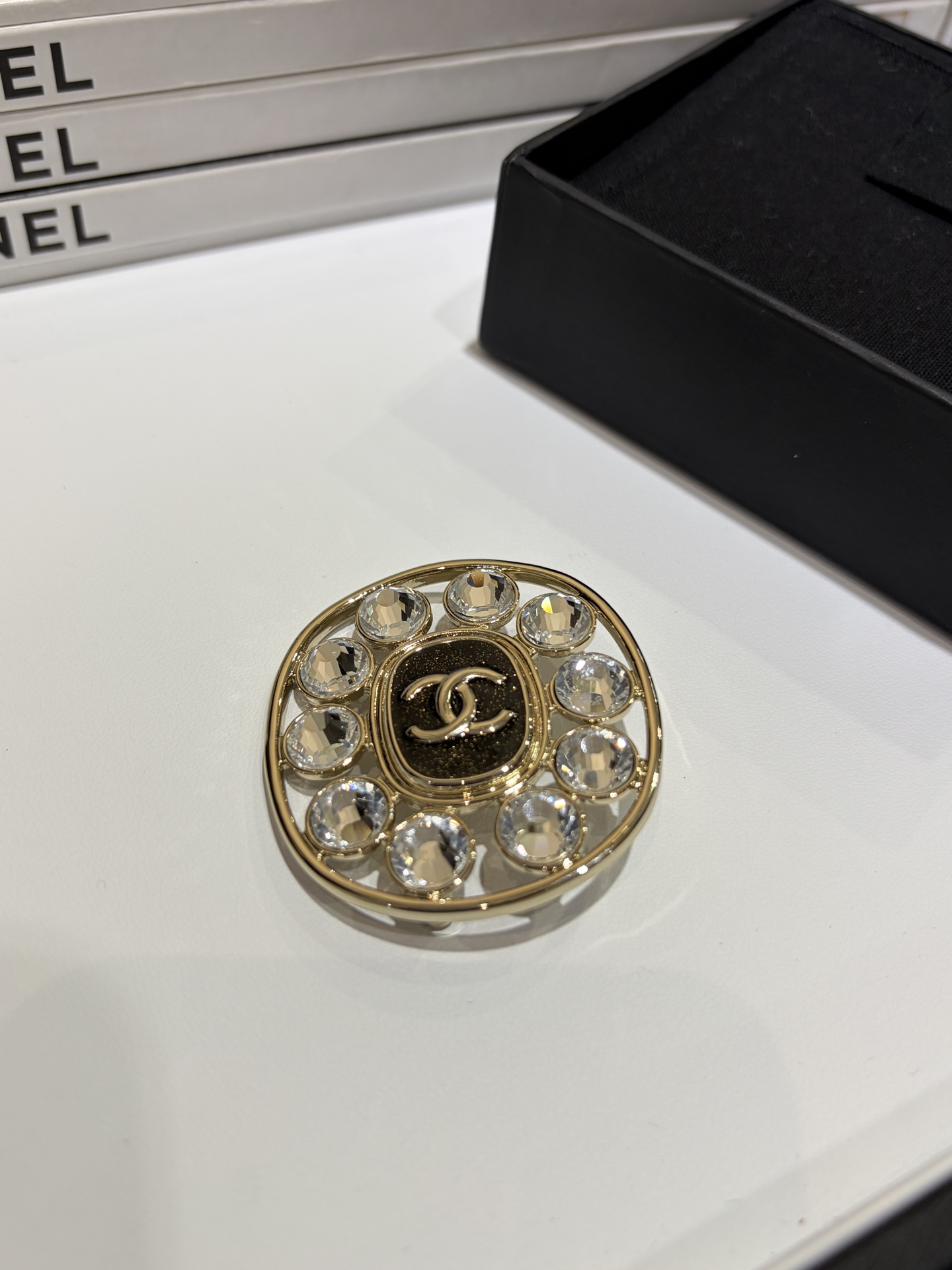 NO:635902,88180, today’s new brooch * 25K new black enamel square crystal oval brooch. A must-have item for noble girls in autumn and winter. It’s too heavy-duty. The enamel has a fine sparkle and a luxurious sense of luxury. It is paired with large crystal lace. It has a retro palace style. It is made of brass like yb. Customized crystal. Enamel craftsmanship, brooch, breastpin, Cardia high-end jewelry.1986090988180,今日新品胸针 * 25K新款黑色珐琅方块水晶椭圆胸针 贵贵女孩秋冬必备单品 太重工啦 珐琅带着细闪很纸醉金迷的高级感 搭配大颗水晶花边 非常有复古宫廷风 yb一样黄铜材质 定制水晶 珐琅工艺,,brooch，breastpin,卡迪亚高端饰品,Jewelry