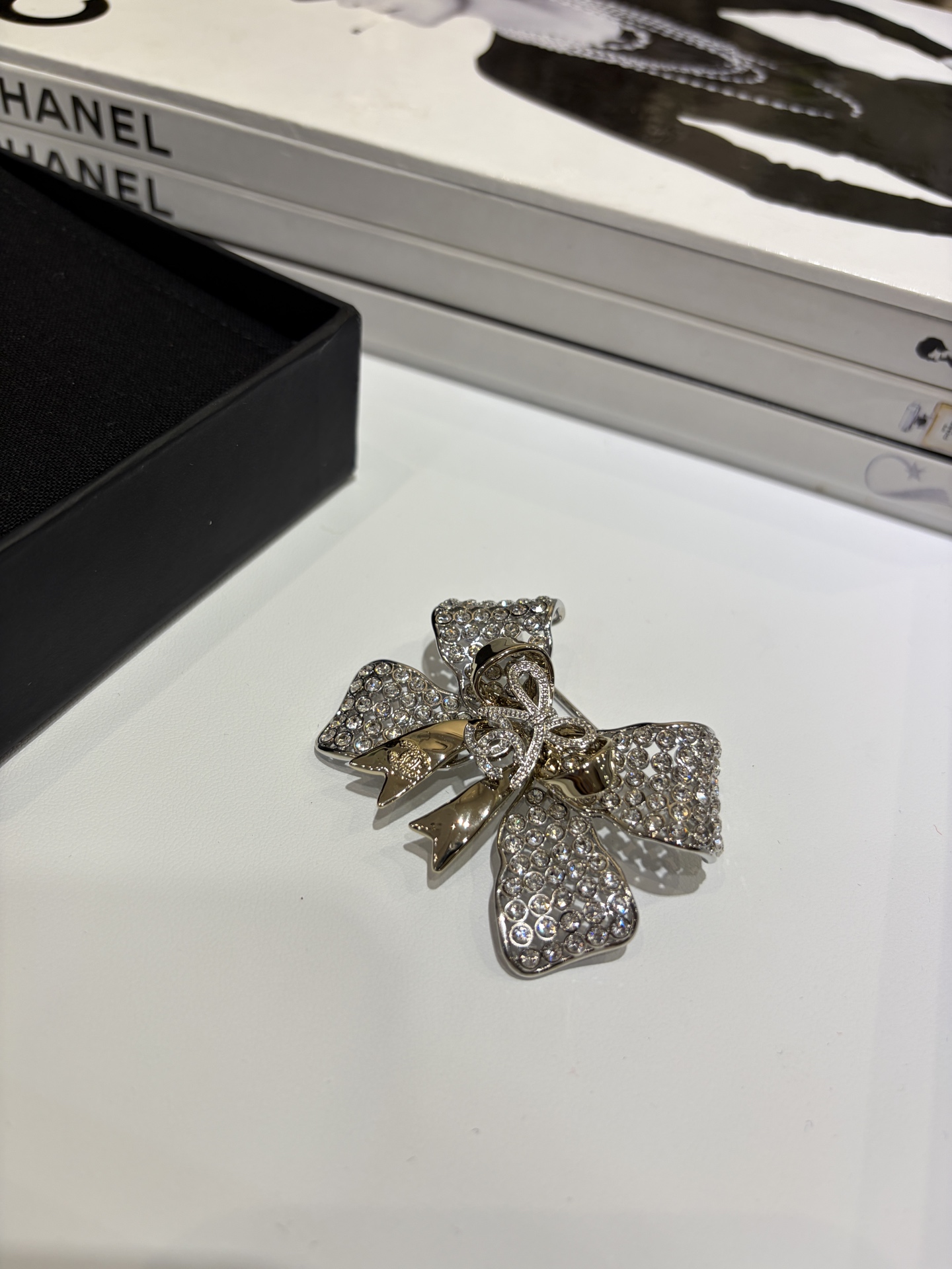NO:635896,88200, today’s new brooch is a heavy-duty model * 25K new color-blocked ribbon bow full of diamonds and double C brooch. The design of the three-layer bow is too heavy-duty. It is very flashy. It is gentle and noble when worn on the upper body. It looks like a rich little princess. It is made of the same brass material as yb. Customized crystal hot style. Contrast color design, brooch, breastpin, Cartier high-end jewelry1986090988200,今日新品胸针重工款 * 25K新款拼色丝带蝴蝶结满钻双C胸针 三层蝴蝶结的设计太重工啦巨闪 佩戴上身温柔贵气很千金小公主 yb一样黄铜材质 定制水晶爆款 撞色设计,,brooch，breastpin,卡迪亚高端饰品,Jewelry