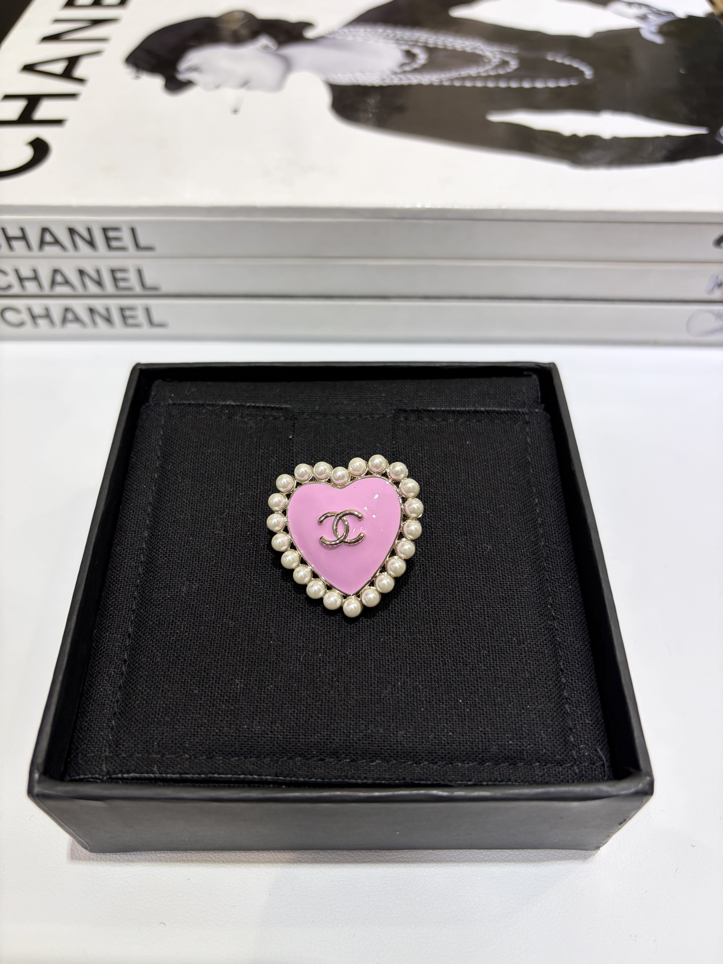 NO:635933,88180. Today's new brooch. 25B new gold edge double C Barbie pink enamel love pearl brooch. The small pearls with a full circle of enamel love are so delicate and a bit vintage. It is cute and noble enough. It is recommended to buy brooches in various matching styles. It is a good match. It is made of the same brass material as yb. Enamel craftsmanship. Customized pearls. Top version of light gold brooch, brooch, breastpin, Cardia high-end jewelry.1986090988180.今日新品胸针 . 25B新款金边双C芭比粉色珐琅爱心珍珠胸针 珐琅爱心一整圈的小珍珠太精致了 有点vintage的味道 可可爱爱又足够贵气 胸针多种搭配方式推荐入手很好搭配 yb一样黄铜材质 珐琅工艺 定制珍珠 浅金色胸针顶级版本,,brooch，breastpin,卡迪亚高端饰品,Jewelry