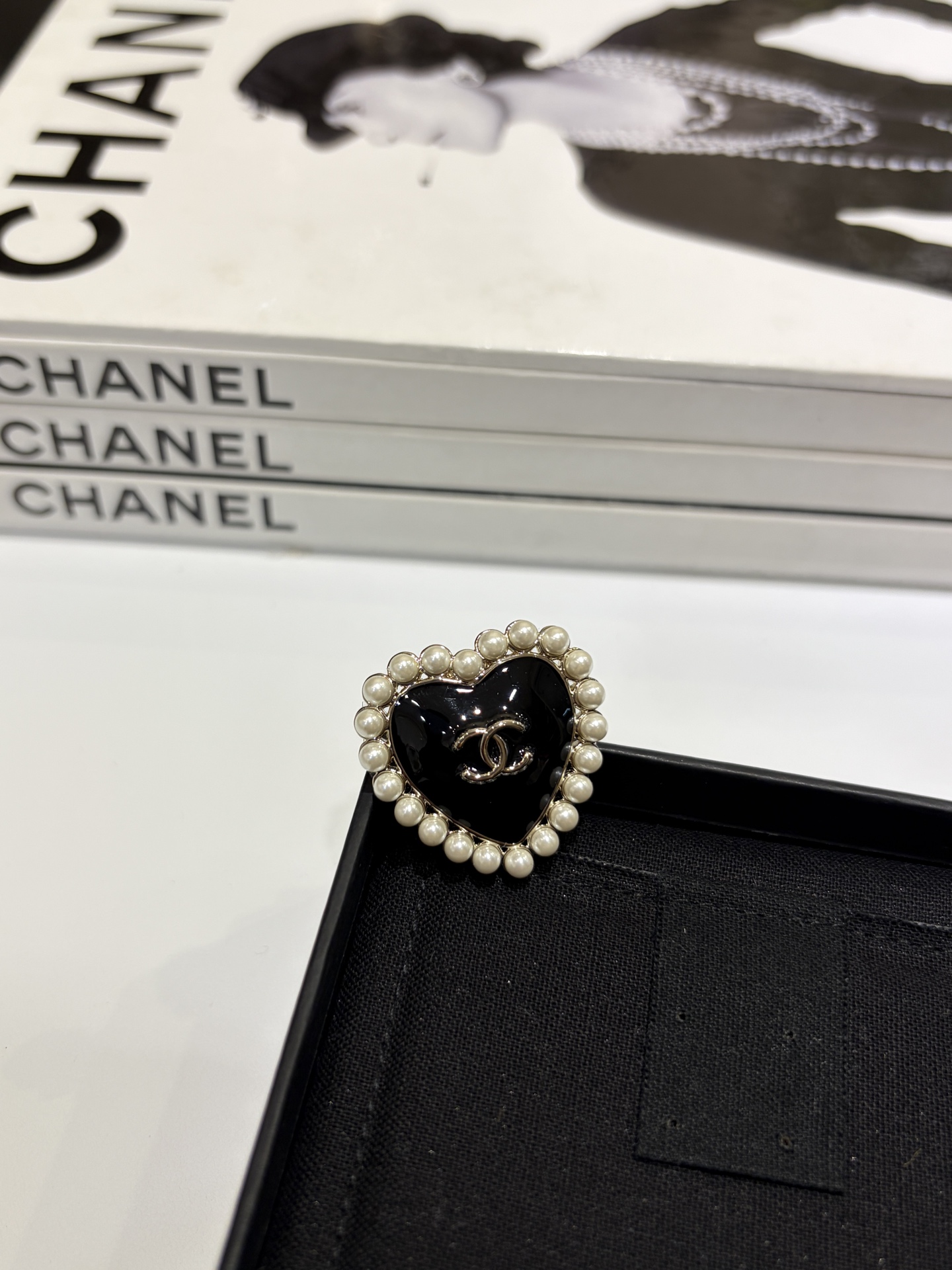 NO:635936,88180. Today's new brooch. 25B new gold edge double C black enamel love pearl brooch. The small pearls with a full circle of enamel love are too delicate and have a bit of vintage flavor. They are cute and noble enough. Brooches are recommended to be purchased in various combinations. They are made of the same brass material as yb. Enamel craftsmanship. Customized pearls. Light gold brooch, top version, brooch, breastpin, Cardia high-end jewelry.1986090988180.今日新品胸针 . 25B新款金边双C黑色珐琅爱心珍珠胸针 珐琅爱心一整圈的小珍珠太精致了 有点vintage的味道 可可爱爱又足够贵气 胸针多种搭配方式推荐入手很好搭配 yb一样黄铜材质 珐琅工艺 定制珍珠 浅金色胸针,顶级版本,,brooch，breastpin,卡迪亚高端饰品,Jewelry