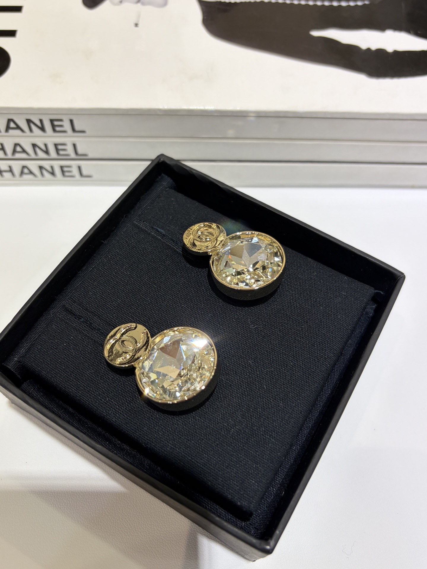 NO:635905,88200, today's new earrings * 25K new gold double C button crystal earrings. The combination of large crystals and metal buttons is so cool. The huge sparkle is very present and perfect for concave shapes. The same brass material as yb. Customized crystal, earrings, Cardia high-end jewelry1986090988200,今日新品耳环 * 25K新款金色双C纽扣水晶耳环 大颗水晶金属纽扣的搭配太酷啦 巨闪无比非常有存在感 太适合凹造型了 yb一样黄铜材质 定制水晶,,earrings,卡迪亚高端饰品,Jewelry