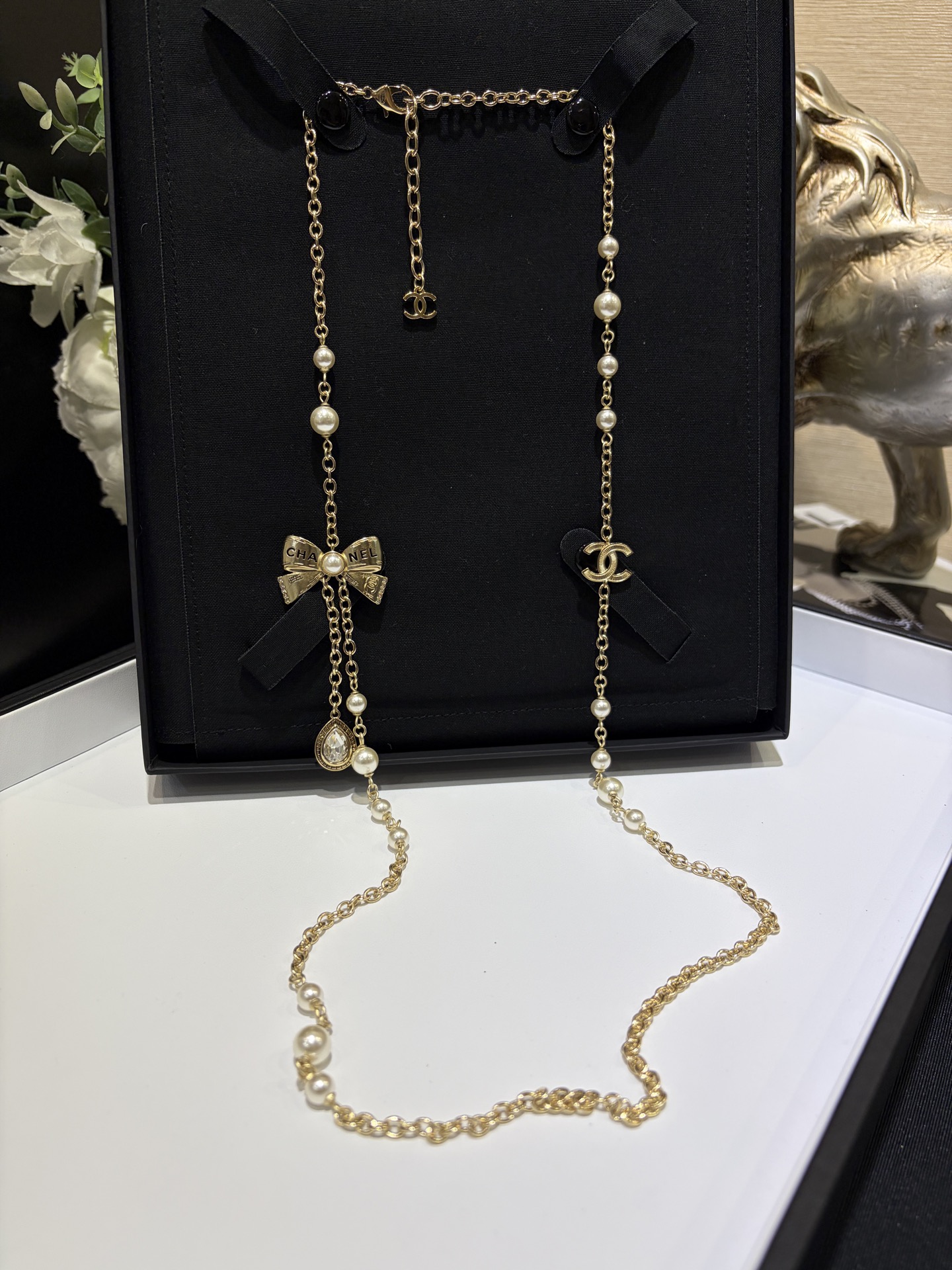 NO:635989,88270, today’s new sweater chain * 25K new gold double C bow water drop diamond pearl long necklace. This season’s style is too expensive and palace style. The design of the old metal bow + water drop diamond chain is so beautiful. With the pearl chain, it has a retro vintage taste. YB-like brass material. Lava craftsmanship. Customized crystal, sweaters, necklace, Cartier high-end jewelry.1986090988270,今日新品毛衣链 * 25K新款金色双C蝴蝶结水滴钻珍珠长款项链 这一季的款式太贵气了很宫廷风 做旧金属蝴蝶结+水滴钻链条的设计太美啦 搭配珍珠链条 非常有复古vintage味道 yb一样黄铜材质 熔岩工艺 定制水晶,,sweaters,necklace,卡迪亚高端饰品,Jewelry