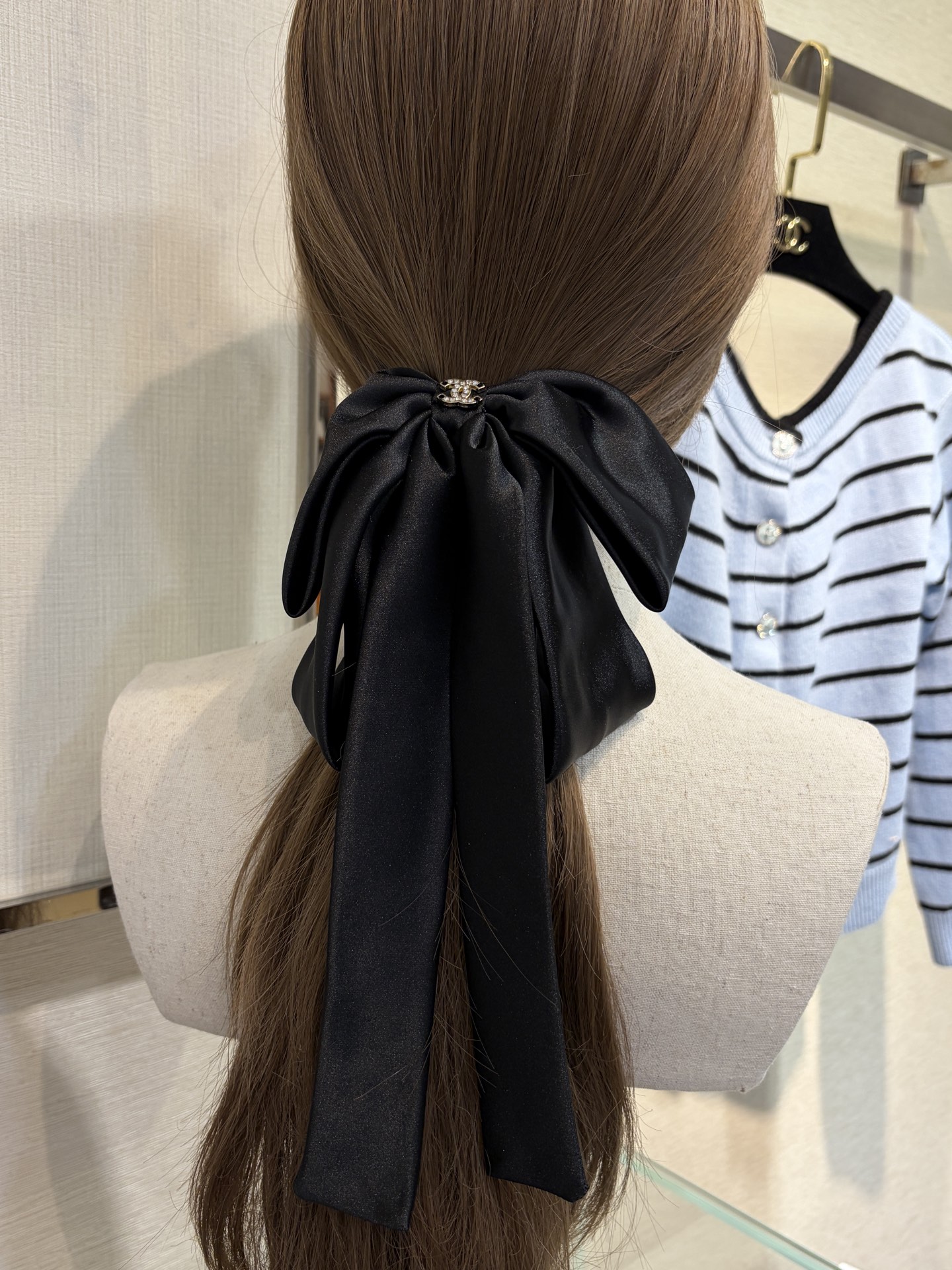 NO:720460,Today's new product clip * New crystal gold double C medieval bow clip. A must-have clip for ponytails in autumn and winter. Full of atmosphere. Classic black satin bow with long ribbon. It looks so elegant when worn on the upper body. Gentle and noble, Cardia high-end jewelry19860909今日新品抓夹 * 新款水晶金色双C中古蝴蝶结抓夹 秋冬扎马尾必备抓夹 氛围感满满 经典黑色缎面蝴蝶结长长的飘带 佩戴上身太显气质啦 温柔又贵气,,卡迪亚高端饰品,Jewelry