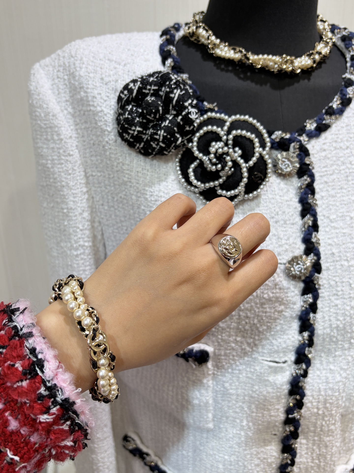 NO:635986,88210, today’s new heavy industry bracelet, 25K new gold double C leather threaded pearl twist bracelet, leather threaded pearls intertwined and surrounded by a twist chain shape, very retro vintage taste, very layered to hand, yb same brass material, lambskin, custom pearls, bracelet, sheepskin, Cartier high-end jewelry1986090988210,今日新品重工手链 25K新款金色双C皮穿链珍珠麻花手链 皮穿链珍珠交缠环绕的麻花链条造型 很有复古vintage味道 上手很有层次感 yb一样黄铜材质 小羊皮 定制珍珠,,bracelet,sheepskin,卡迪亚高端饰品,Jewelry