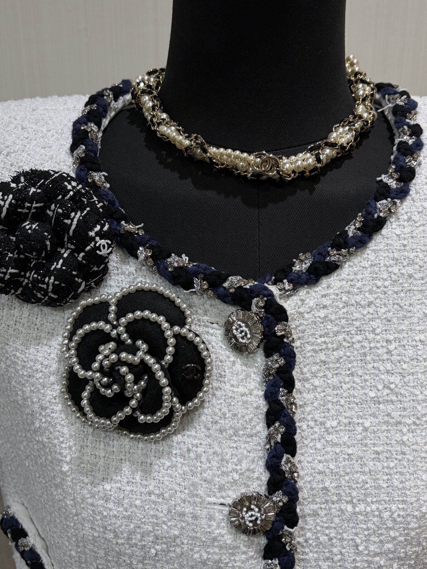 NO:635984,88280 Today's new product weighs 25K new gold double C leather threaded pearl twist necklace. The leather threaded pearls are intertwined and surrounded by a twist chain shape. It has a retro vintage feel. It is very stylish when worn on the upper body. It is made of the same brass material as YB. Lambskin. Customized pearls, necklace, sheepskin, Cartier high-end jewelry.1986090988280今日新品重25K新款金色双C皮穿链珍珠麻花项链 皮穿链珍珠交缠环绕的麻花链条造型 很有复古vintage味道 佩戴上身很大气 yb一样黄铜材质 小羊皮 定制珍珠,,necklace,sheepskin,卡迪亚高端饰品,Jewelry