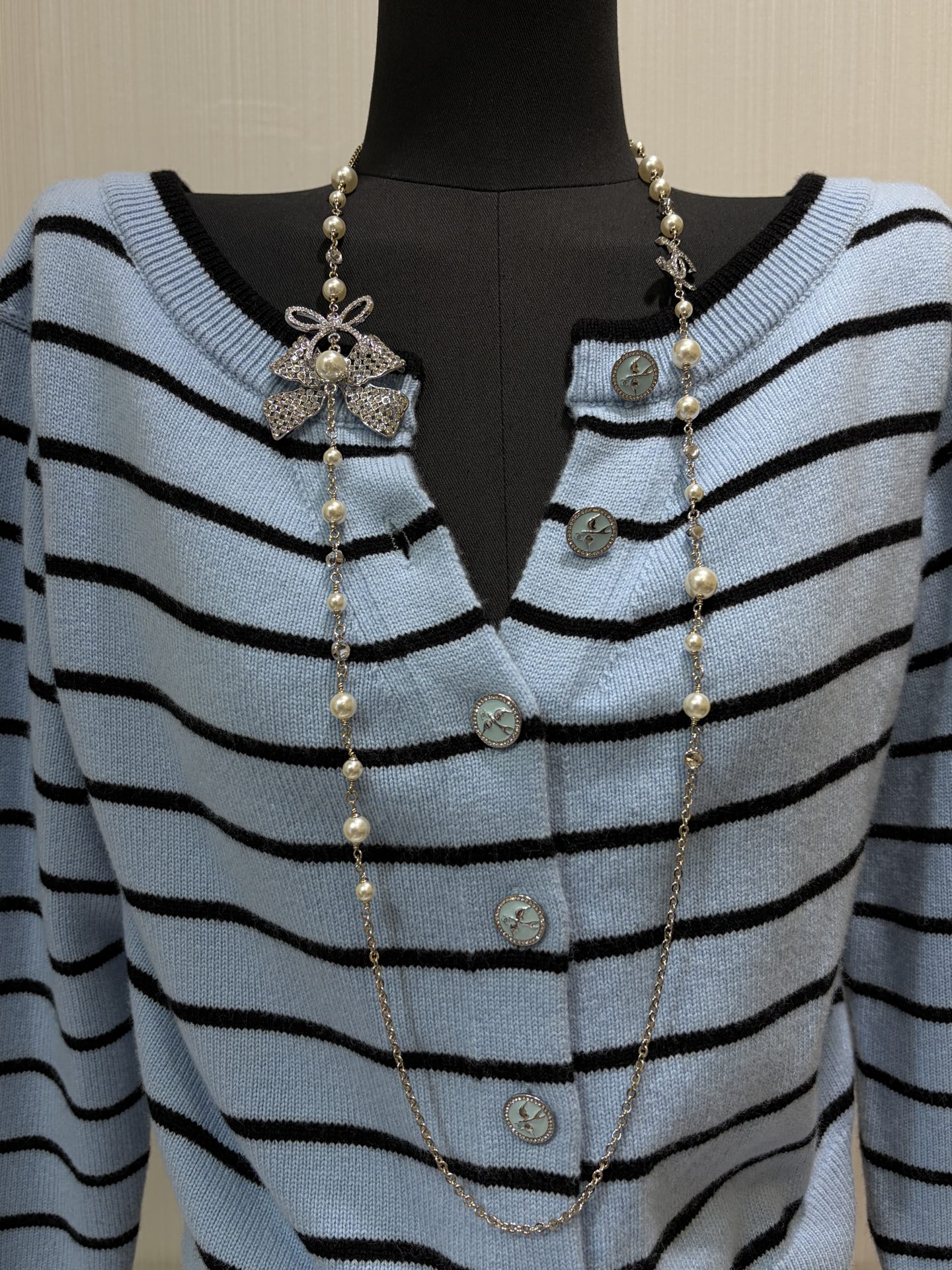 NO:635985,88300, today’s new product hidden beauty model * 25K new hollow full diamond bow double C pearl sweater chain Silver full diamond bow + gold chain pearl combination Cute and noble, looks great when worn single or double layer. Brass material like yb Customized crystal hot style Contrasting color design long necklace, sweaters, necklace, Cartier high-end jewelry1986090988300,今日新品隐藏美貌款 * 25K新款镂空满钻蝴蝶结双C珍珠毛衣链 银色满钻蝴蝶结+金色链条珍珠的搭配 可爱又贵气单层or双层佩戴都很好看 yb一样黄铜材质 定制水晶爆款 撞色设计长款项链,,sweaters,necklace,卡迪亚高端饰品,Jewelry