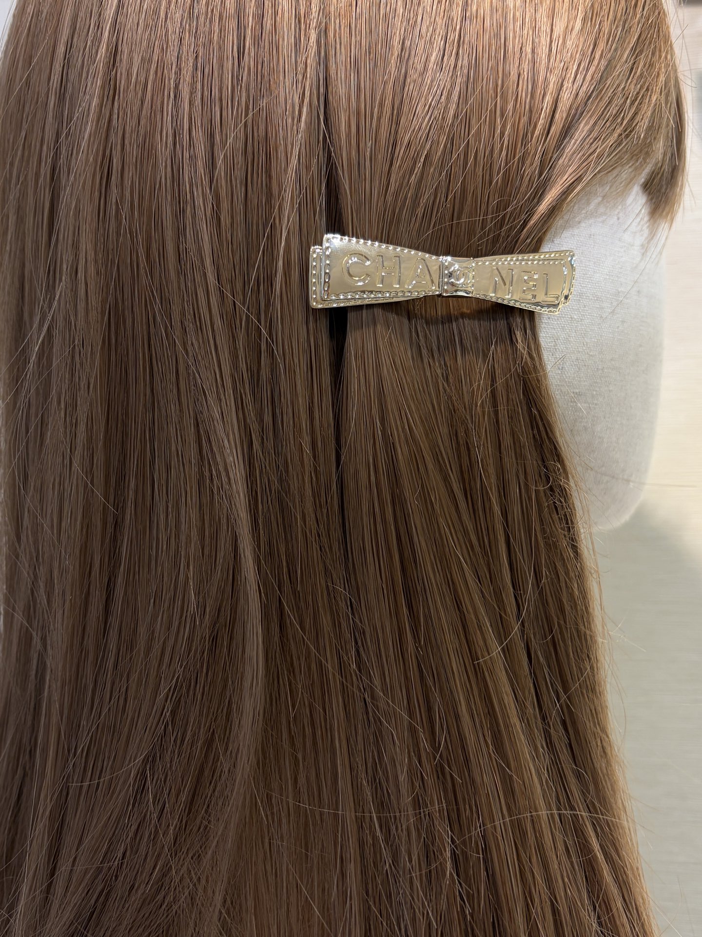 NO:635966,88180, today’s new product hairpin * 25K new metal bow double C letter hairpin. Cute, retro and noble little hairpin. Wearing it on the upper body is gentle and noble, making it look like a rich little princess. It is very photogenic when you clip the bangs on the side for photos. The same brass material as yb, embossed letter craftsmanship, hairpins, Cartier high-end jewelry1986090988180,今日新品发夹 * 25K新款金属蝴蝶结双C字母发夹 可可爱爱又复古贵气的小发夹 佩戴上身温柔贵气很千金小公主 日常夹一下侧边刘海拍照很出片 yb一样黄铜材质 浮雕字母工艺,,hairpins,卡迪亚高端饰品,Jewelry