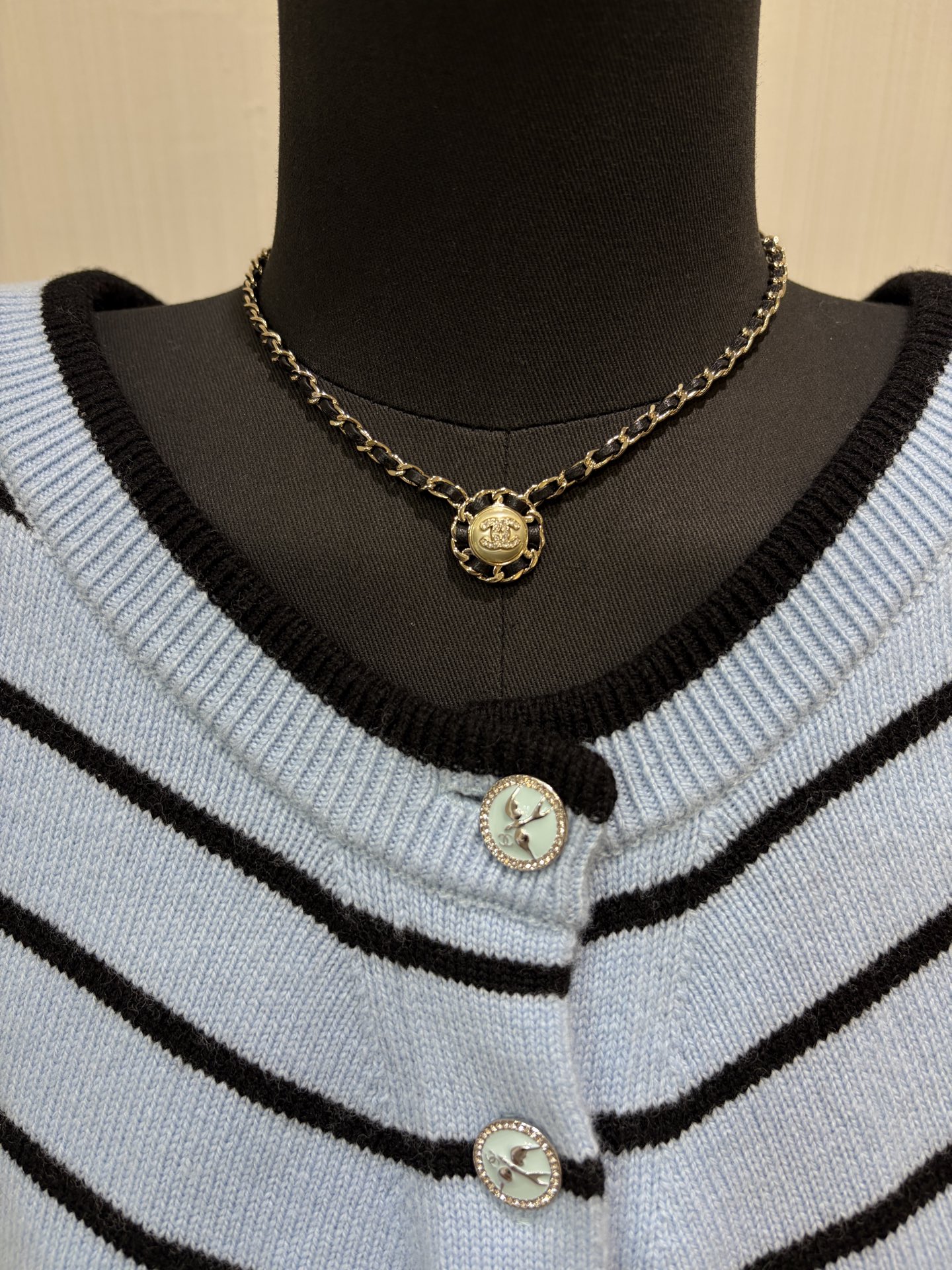 NO:647573,88220 * 25K new leather chain sunflower pearl full of diamonds double C necklace. Simple and elegant pearl x classic leather chain design. Very rich girl's temperament. No pressure to wear for daily commuting. Sweet, cool and too fashionable. Brass material like yb, lambskin, Swarovski diamonds, necklace, necklace, sheepskin, Cartier high-end jewelry1986090988220 * 25K新款皮穿链太阳花珍珠满钻双C项链 简约贵气的珍珠x经典皮穿链设计 非常有富家千金的气质 日常通勤佩戴无压力 又甜又酷太时髦了 yb一样黄铜材质 小羊皮 施华洛钻 项链,,necklace,sheepskin,卡迪亚高端饰品,Jewelry