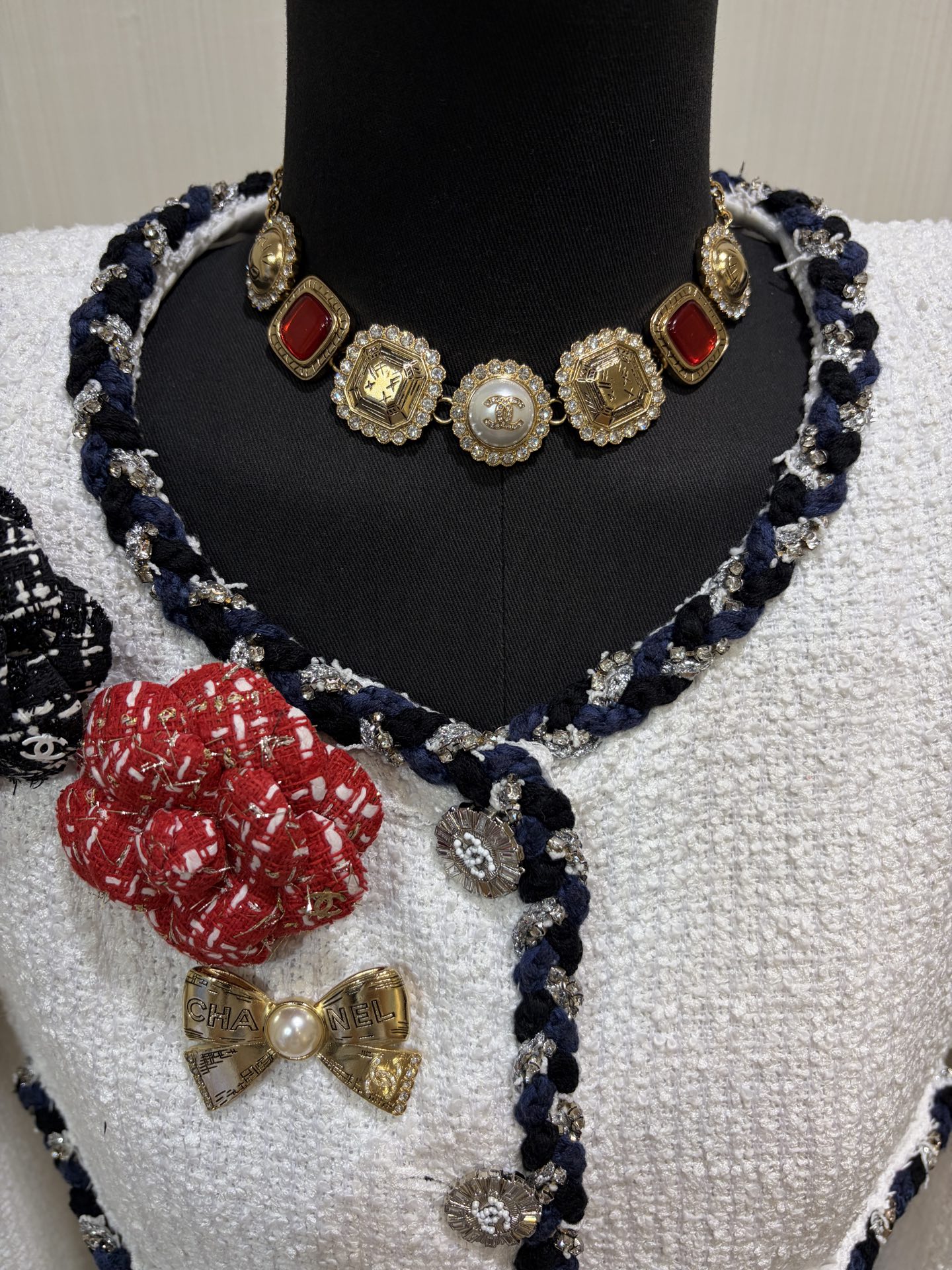 NO:635982,88270, today's new necklace * 25K new gold square lace crystal ruby ​​necklace choker, old metal square round shape + sparkling lace crystal lace, paired with retro and elegant rubies, very beautiful when worn on the upper body, it makes you look like a flower of wealth in the world, YB-like brass material, lava craftsmanship, customized crystal pearls, necklace, Cartier high-end jewelry1986090988270,今日新品项链 * 25K新款金色方块蕾丝水晶红宝石项链choker 做旧金属方块圆形+闪闪的蕾丝水晶花边 搭配复古优雅的红宝石 美得很出众 佩戴上身巨显贵 完全就是人间富贵花 yb一样黄铜材质 熔岩工艺 定制水晶珍珠,,necklace,卡迪亚高端饰品,Jewelry