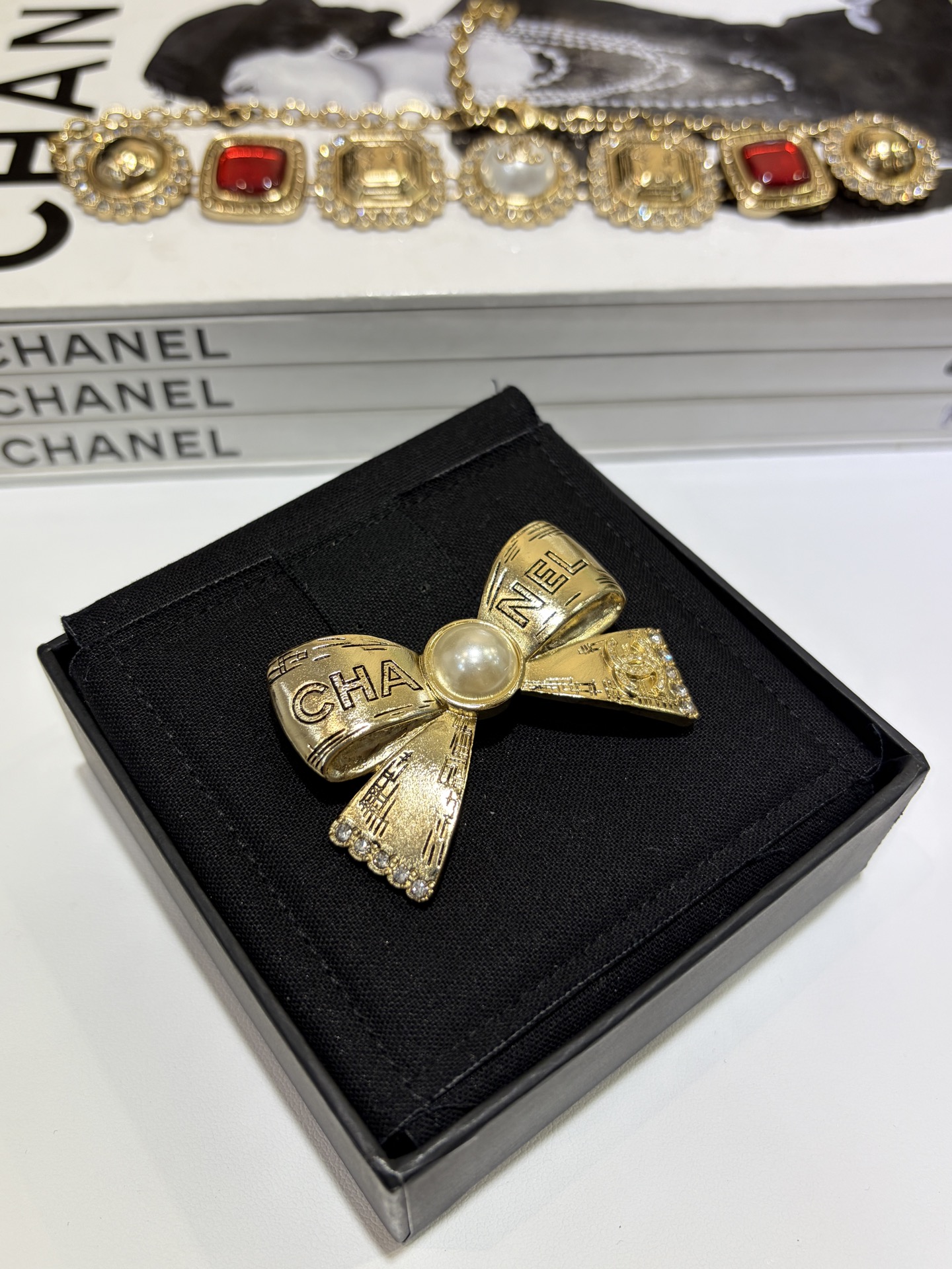 NO:635987,88180, today's new brooch * 25K new full diamond double C golden bow brooch. This series is super noble and has a palace style feeling. The retro old metal bow is embellished with lace and crystal lace. With large pearls, it looks like a golden little princess. The same brass material as yb. Customized crystal. Lava craftsmanship, brooch, breastpin, Cardia high-end jewelry.1986090988180,今日新品胸针 * 25K新款满钻双C金色蝴蝶结胸针 这一系列超贵气 非常有宫廷风的感觉 复古做旧金属蝴蝶结点缀蕾丝水晶花边 搭配大颗珍珠很千金小公主 yb一样黄铜材质 定制水晶 熔岩工艺,,brooch，breastpin,卡迪亚高端饰品,Jewelry