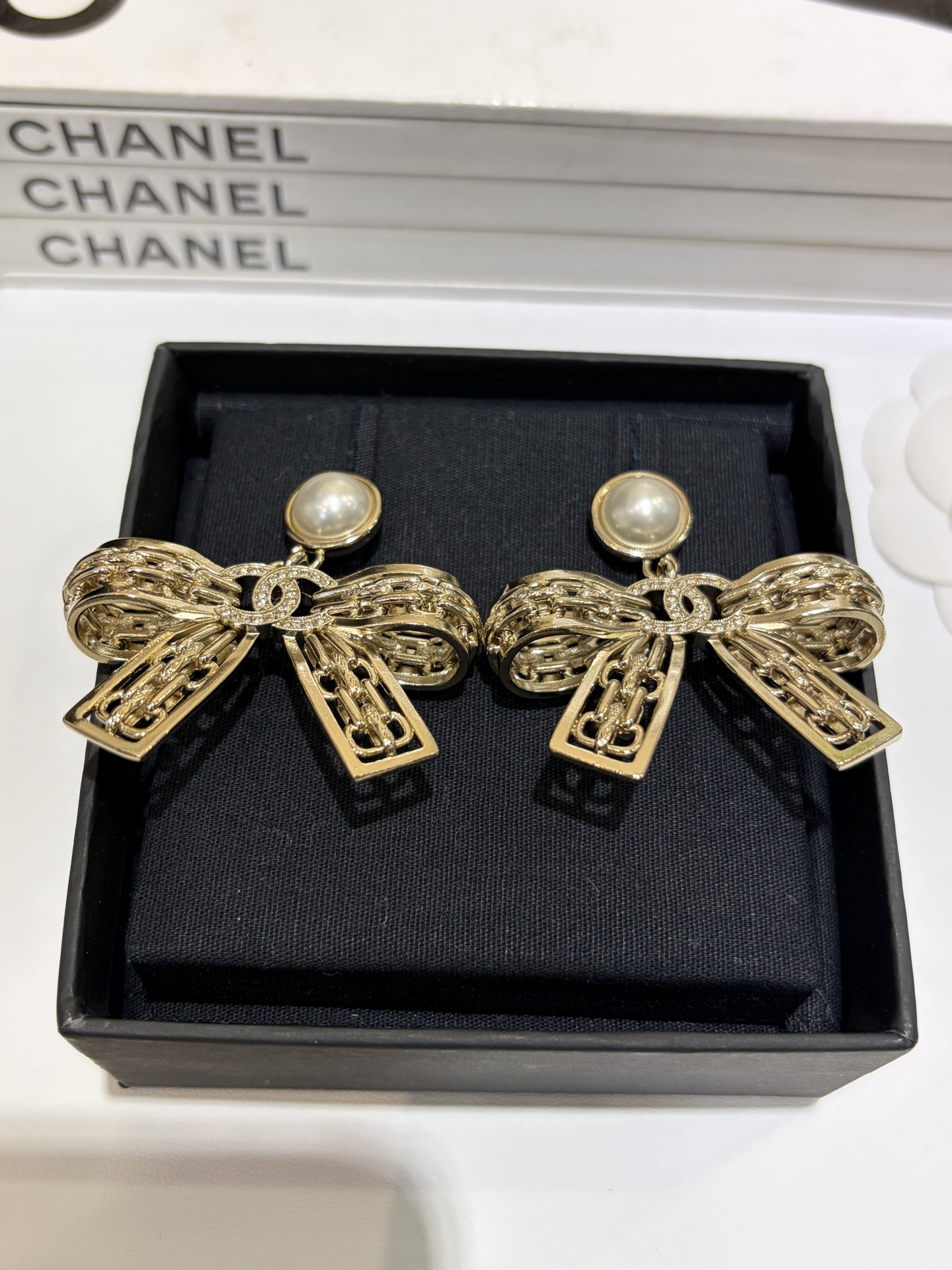 NO:635978,88200 Today's new earrings * 25K new gold full diamond double C hollow bow earrings, three-dimensional metal hollow chain bows, beautiful and noble, large size, very photogenic, very revealing, yb-like brass material, custom crystal, earrings, Cardia high-end jewelry1986090988200今日新品耳环 * 25K新款金色满钻双C镂空蝴蝶结耳环 立体金属镂空链条蝴蝶结 好看又贵气 大号尺寸拍照太上镜啦非常显脸小 yb一样黄铜材质 定制水晶,,earrings,卡迪亚高端饰品,Jewelry