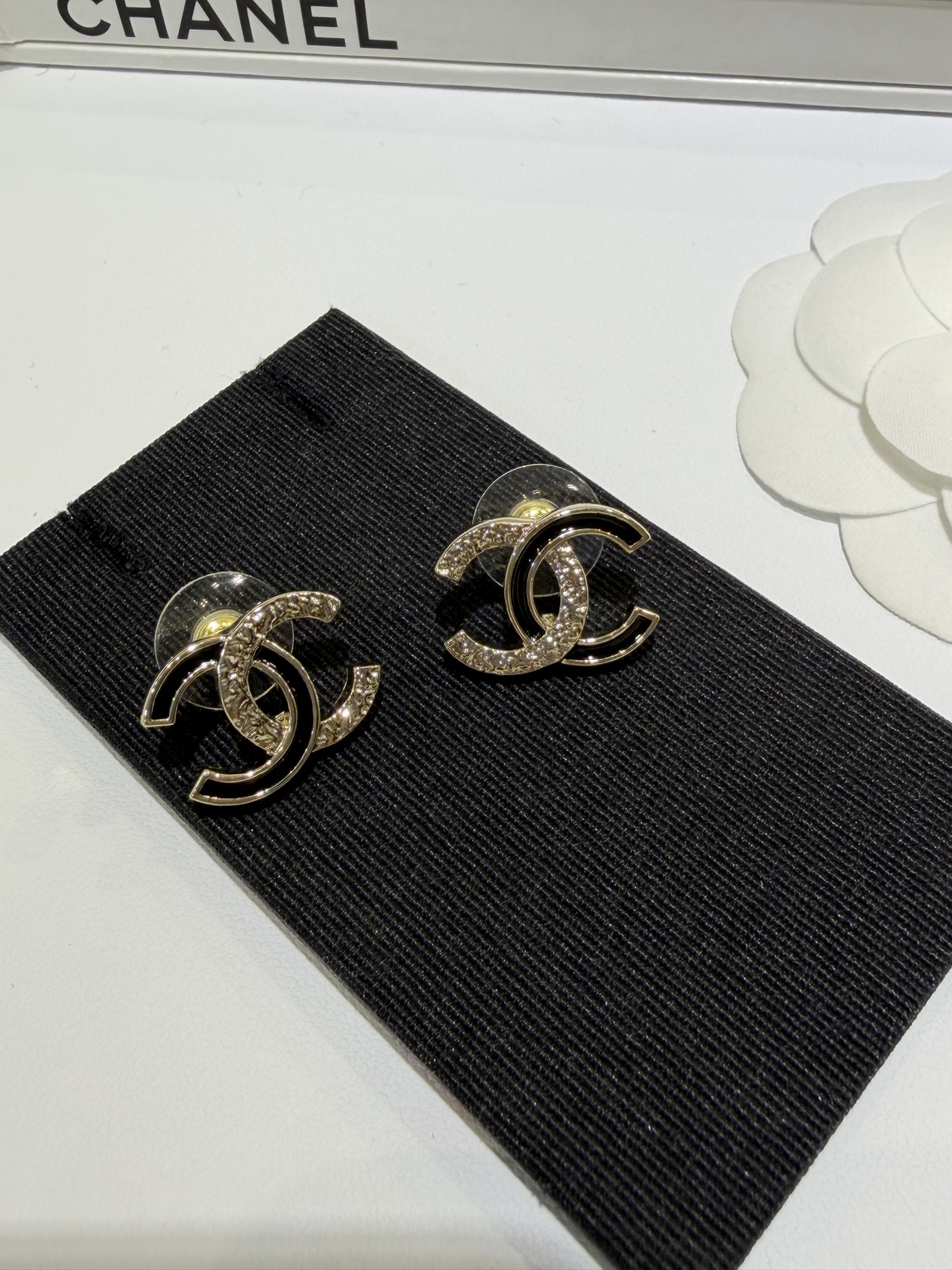 NO:647715,88160 New product purchased today yb * 26C new black enamel spliced ​​lava double C earrings Black enamel with metal lava Simple and advanced Classic basic style High daily wear rate Same brass material as yb Enamel craftsmanship Top version Black gold color earrings with packaging hot style, earrings, Cardia high-end jewelry1986090988160今日新品购入yb * 26C新款黑色珐琅拼接熔岩双C耳钉 黑色珐琅搭配金属熔岩 简单又高级 经典基础款式 日常佩戴率超高 yb一样黄铜材质 珐琅工艺 顶级版本 黑金配色耳环带包装爆款,,earrings,卡迪亚高端饰品,Jewelry