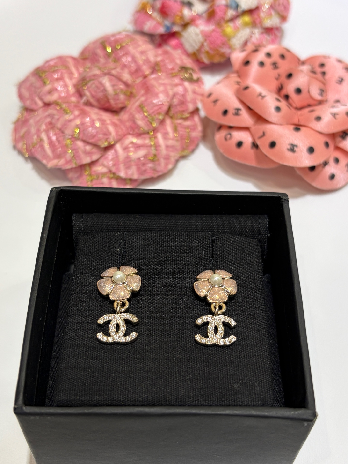 NO:714869,New product purchase yb * 26C early spring new pink enamel camellia silver double C earrings. Pink enamel camellia with fine sparkles. It is so exquisite when paired with the classic full diamond double C. It is very girly. The breath of spring is coming. Effortlessly beautiful, Chanel earrings, chanel19860909新品购入yb * 26C早春新款粉色珐琅山茶花银色双C耳钉 粉色珐琅山茶花带着细闪 搭配经典满钻双C太精致啦 很少女感 春天的气息扑面而来 美得毫不费力,香奈儿耳钉,chanel,Jewelry