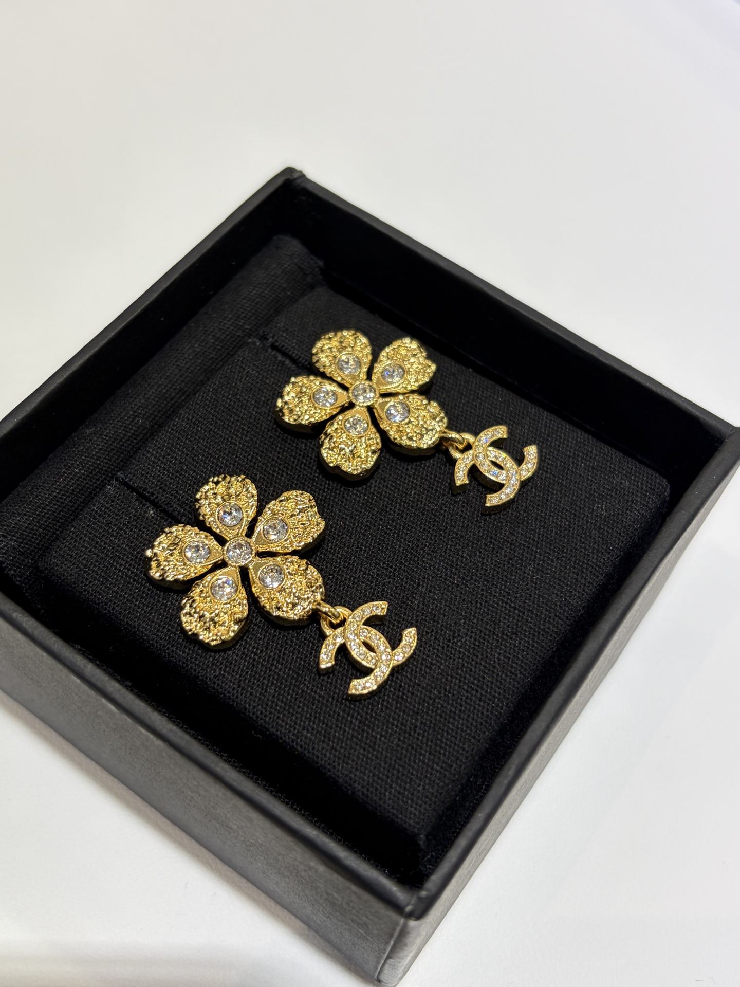 NO:714867,New product purchase yb * 26C early spring new style lava rich gold flower full of diamonds double C earrings. The small flowers inlaid with gold and diamonds are full of romantic atmosphere. The golden tone is really too rich and beautiful. You can earn the right temperament of a rich girl by buying it, Chanel earrings, chanel, earrings19860909新品购入yb * 26C早春新款熔岩富贵金花满钻双C耳环 鎏金镶钻小花朵浪漫氛围感十足 金色调真的太富贵太漂亮了 妥妥的富家千金气质买到赚到,香奈儿耳钉,chanel,earrings,Jewelry