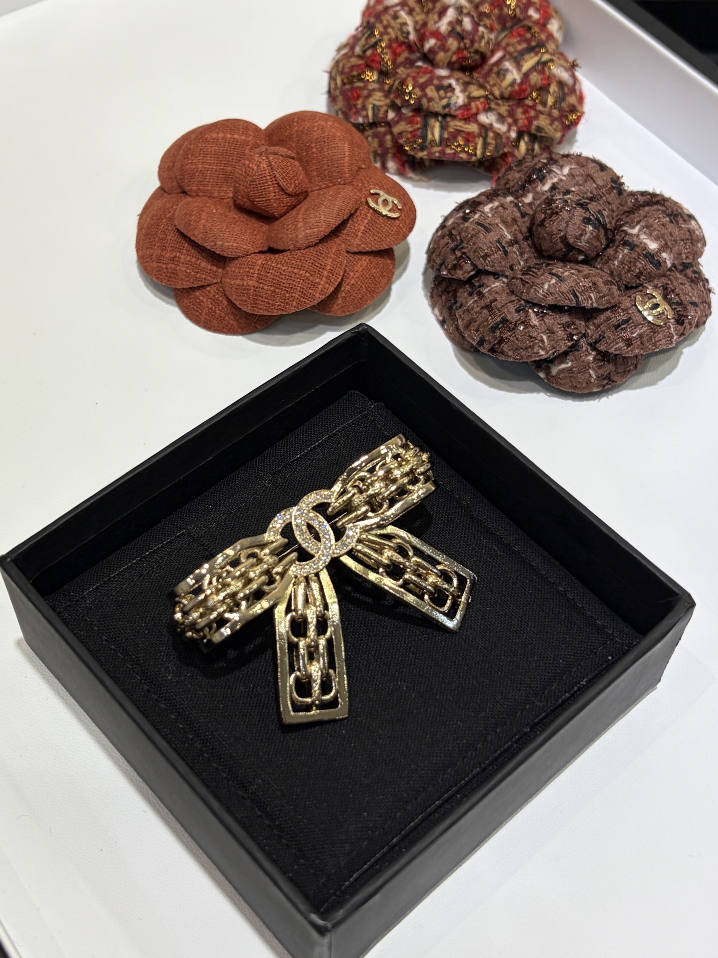 NO:647594,88200 Today's new brooch * 25K new gold full diamond double C hollow bow brooch, three-dimensional metal hollow chain bow, the details are so exquisite, cute and noble lady, it looks good when worn alone, yb-like brass material, custom crystal brooch, brooch, breastpin, Cardia high-end jewelry1986090988200今日新品胸针 * 25K新款金色满钻双C镂空蝴蝶结胸针 立体金属镂空链条蝴蝶结 细节太精致啦 可爱贵气大小姐 单独佩戴就很好看了 yb一样黄铜材质 定制水晶 胸针,,brooch，breastpin,卡迪亚高端饰品,Jewelry