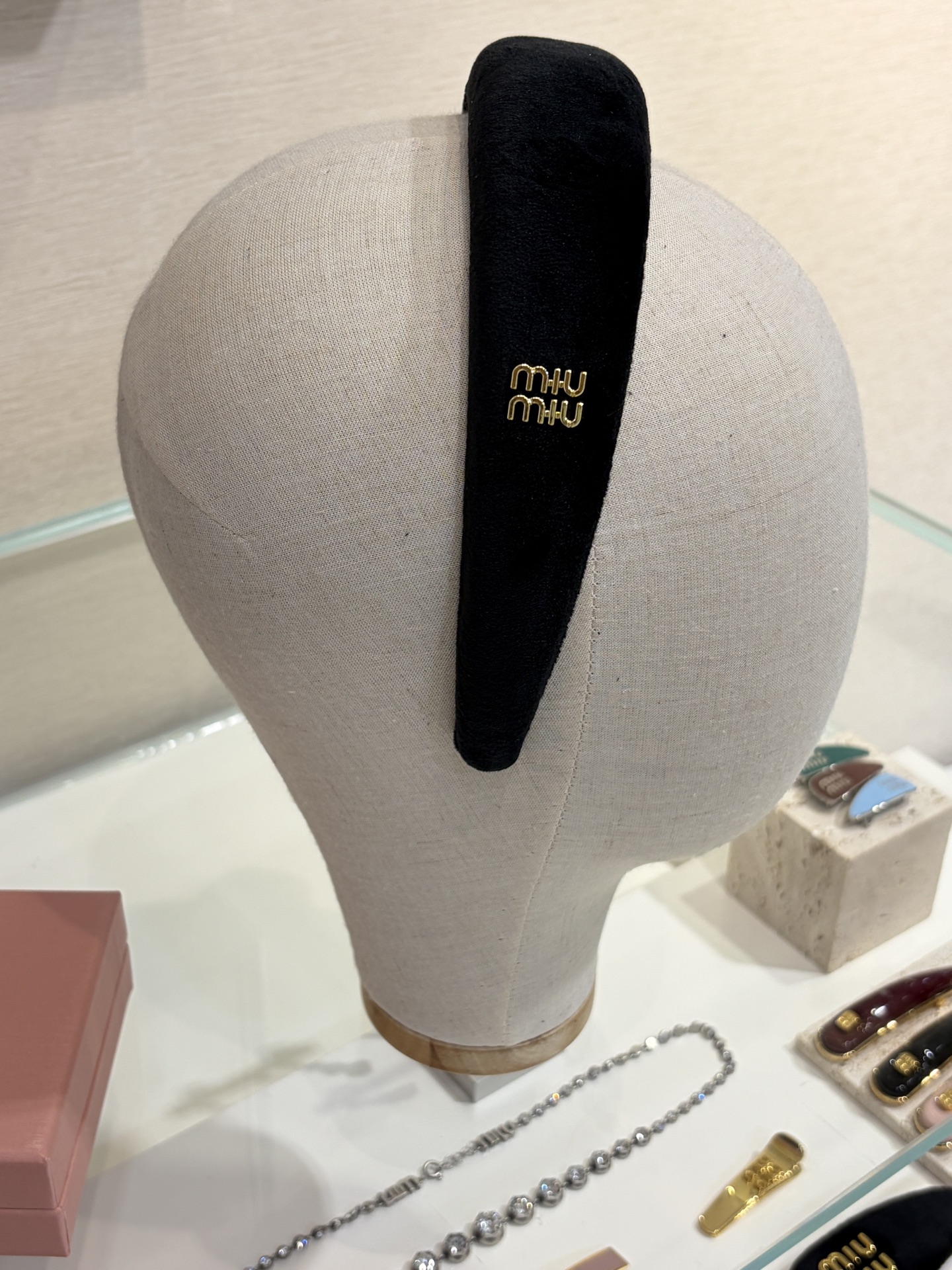 NO:677758,88180, Black velvet headband arrived today. New wide black velvet headband with gold letters. The most versatile black. It can be used in various styles. The noble girl has a cool feeling. Headband, Cardia high-end jewelry.1986090988180,今日到货黑色丝绒发箍 新款金色字母黑色丝绒宽版发箍 最百搭的黑色 各种风格都能驾驭 贵气少女又有种酷酷的感觉 发箍,,卡迪亚高端饰品,Jewelry