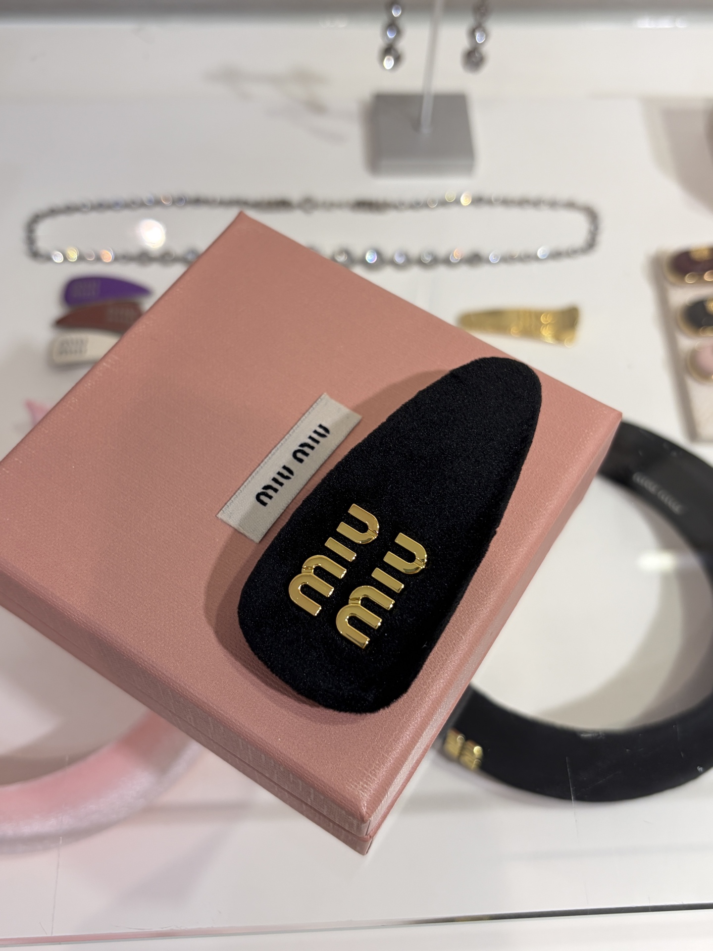 NO:677755,88160, hairpin single, arrived today, new style black velvet bread hairpin with gold letters, black velvet hairpin has a very noble girly miu flavor, the chubby drop shape is really cute, combines cuteness and elegance, black and gold color is very classic, single box with picture, top version with eyes closed,,miumiu,hairpins,Cardia high-end jewelry1986090988160,发夹单只 今日到货 新款金色字母黑色丝绒面包发夹 黑丝绒发夹就很贵气少女miu味 胖乎乎的水滴造型真的太可爱啦 集可爱优雅于一身 黑金配色很经典 单只带图片包装盒 顶级版本闭眼入,,miumiu,hairpins,卡迪亚高端饰品,Jewelry