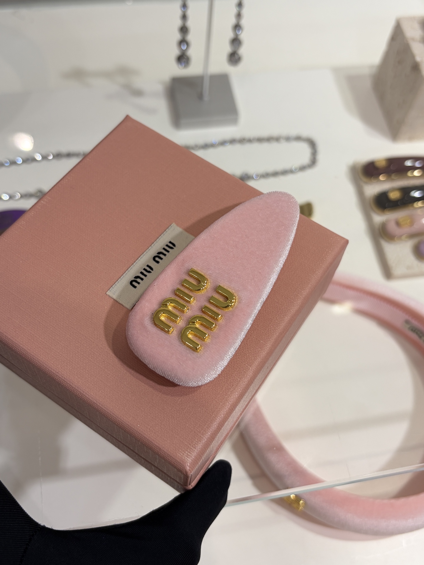 NO:677753,88160, single hairpin arrived today. The new gold letter snow pink velvet bun hairpin. The fan velvet hairpin has a very noble and girly miu flavor. The chubby water drop shape is really cute. It combines cuteness and elegance. The pink and gold color is very classic. The top version can be seen with your eyes closed,,miumiu,hairpins,Cardia high-end jewelry1986090988160,发夹单只今日到货 新款金色字母雪粉色丝绒面包发夹 粉丝绒发夹就很贵气少女miu味 胖乎乎的水滴造型真的太可爱啦 集可爱优雅于一身 粉金配色很经典 顶级版本闭眼入,,miumiu,hairpins,卡迪亚高端饰品,Jewelry