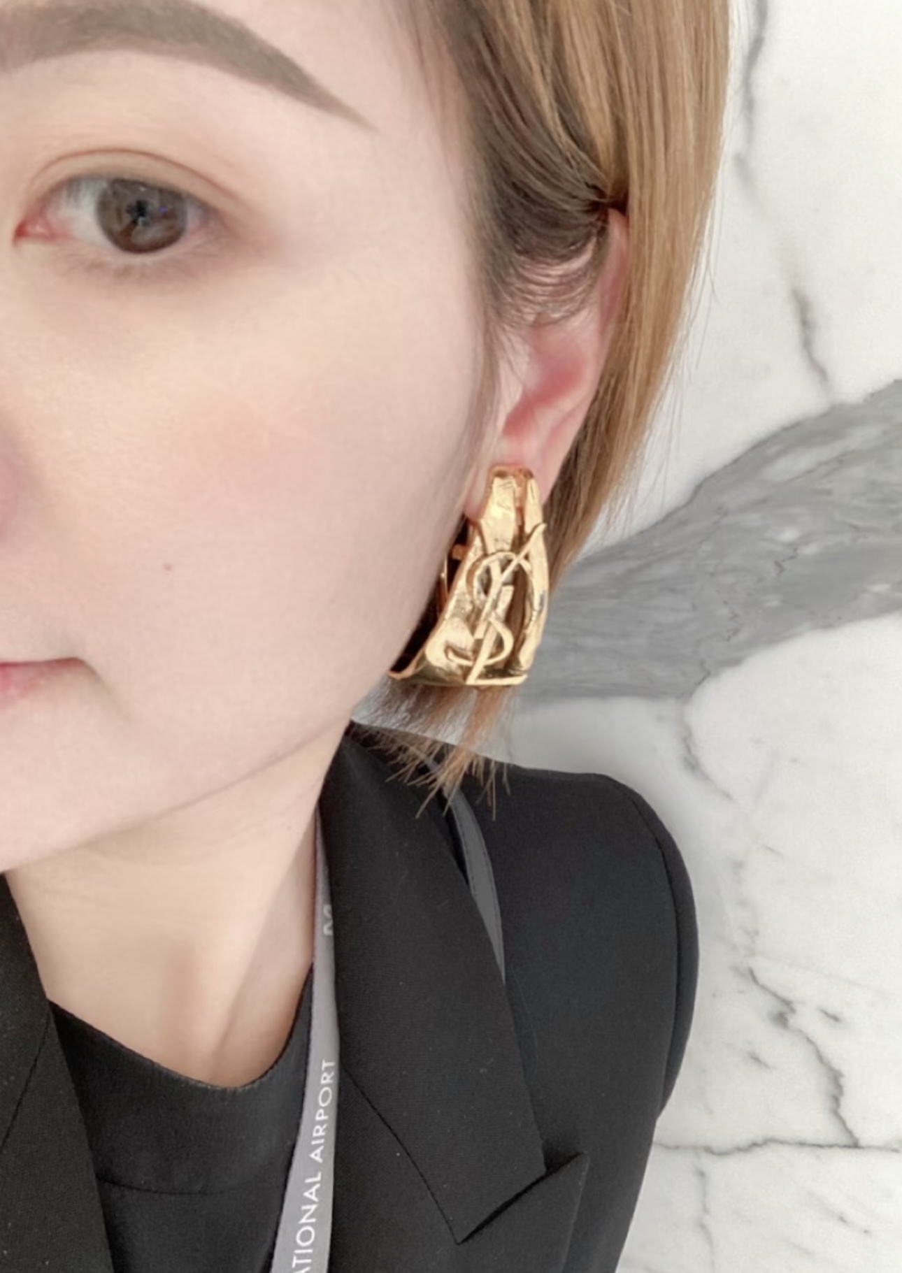 NO:703007,88220, Earrings arrived today. YSL's new retro gold letter circle earrings. Extra large metal circle earrings. Very photogenic. The iconic metal letter logo is so eye-catching. Very fashionable and personalized. She has the temperament of a royal sister. The same brass material as yb, saint laurent, earrings, Cartier high-end jewelry.1986090988220,今日到货耳环 ysl新款复古金字母圆圈耳环耳圈 超大金属圆圈耳环 拍照很上镜 标志性的金属字母logo太吸睛啦 非常时髦个性 完全就是御姐气质 yb一样黄铜材质,,saint laurent,earrings,卡迪亚高端饰品,Jewelry