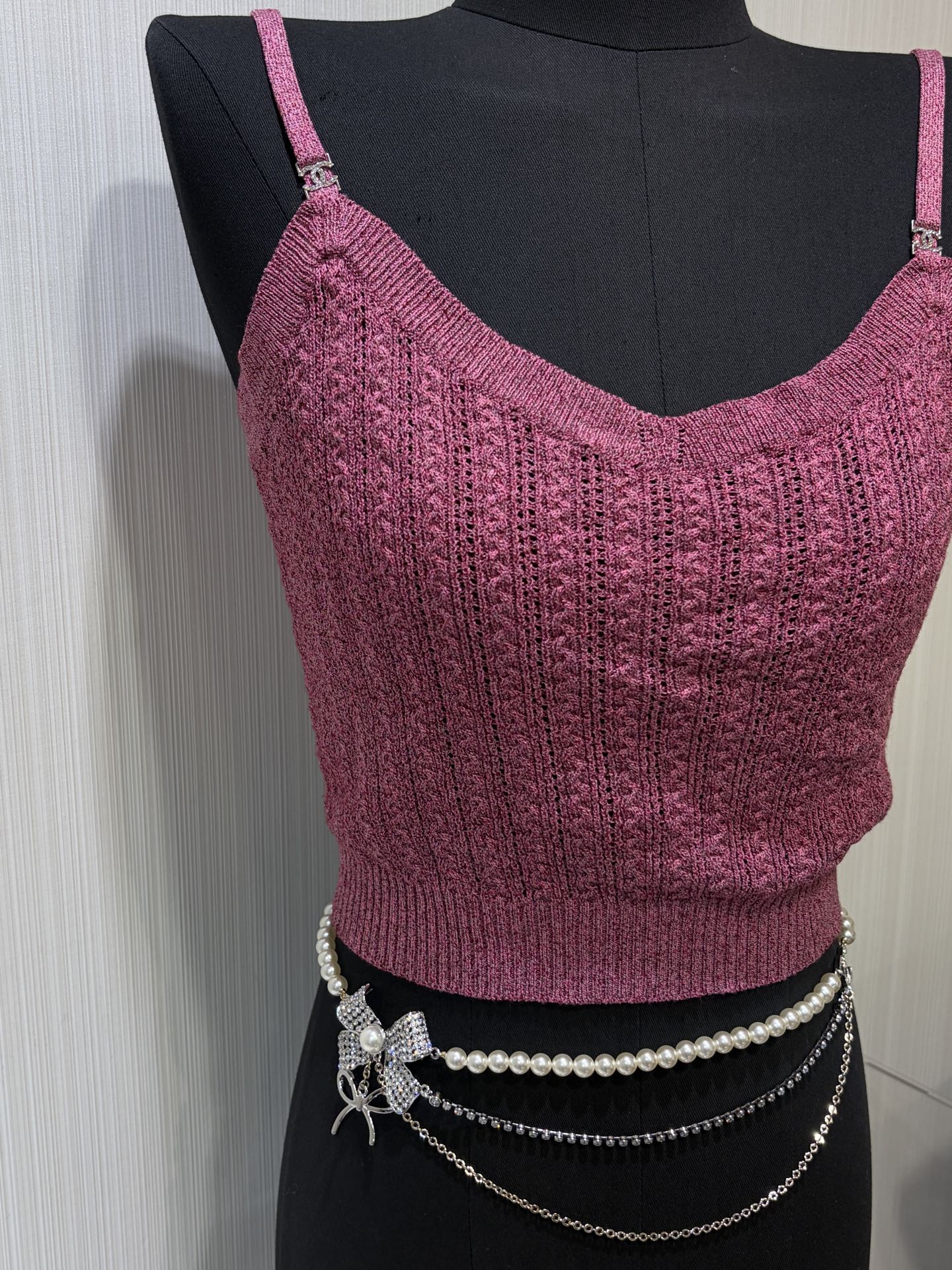 NO:647668,88320, today’s new waist chain, heavy industry model * 25K new crystal bow full of diamonds and double C pearl waist chain. The double layer full of diamond bow is too delicate and heavy work. The row of diamond and pearl chains is so cute and noble. When worn on the upper body, it super shows your figure and looks like a rich little princess. The same brass material as yb. Customized crystal. Customized pearls. Contrasting color design, Cardia high-end jewelry.1986090988320,今日新品腰链 重工款 * 25K新款水晶蝴蝶结满钻双C珍珠腰链 双层满钻蝴蝶结太精致太重工了 搭排钻珍珠链条巨闪可爱贵气 佩戴上身超级显身材很千金小公主 yb一样黄铜材质 定制水晶 定制珍珠 撞色设计,,卡迪亚高端饰品,Jewelry