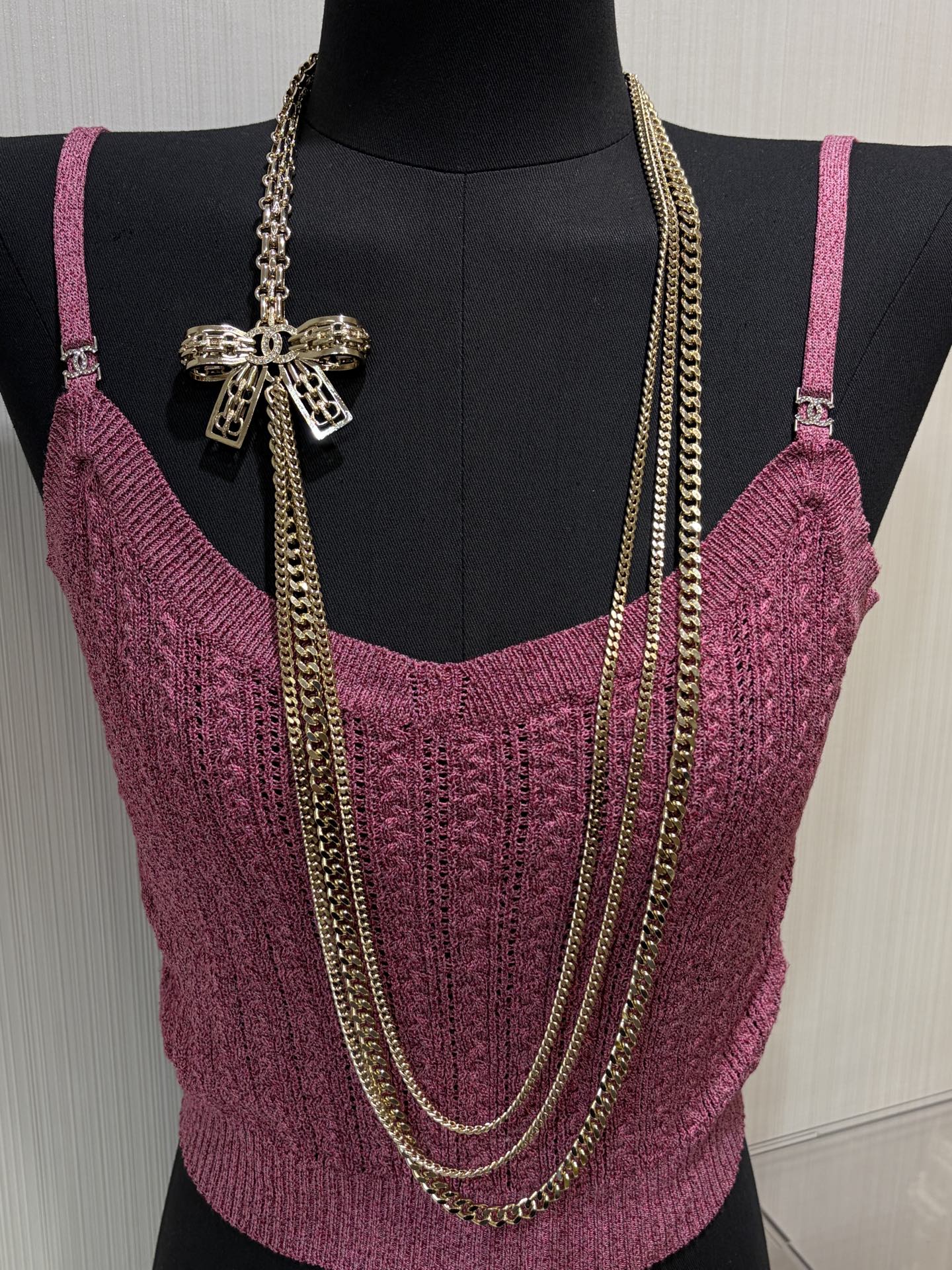 NO:647626,88300, today’s new sweater chain * 25K new gold full diamond double C hollow bow multi-layer chain sweater chain three-dimensional metal hollow chain bow The details are so exquisite. With the three-layer chain, the presence is directly enhanced. The cute and noble lady looks great when worn alone. The same brass material as yb. Customized crystal, sweaters, Cartier high-end jewelry1986090988300,今日新品毛衣链 * 25K新款金色满钻双C镂空蝴蝶结多层链条毛衣链 立体金属镂空链条蝴蝶结 细节太精致啦 搭配三层链条存在感直接拉满 可爱贵气大小姐 单独佩戴就很好看了 yb一样黄铜材质 定制水晶,,sweaters,卡迪亚高端饰品,Jewelry