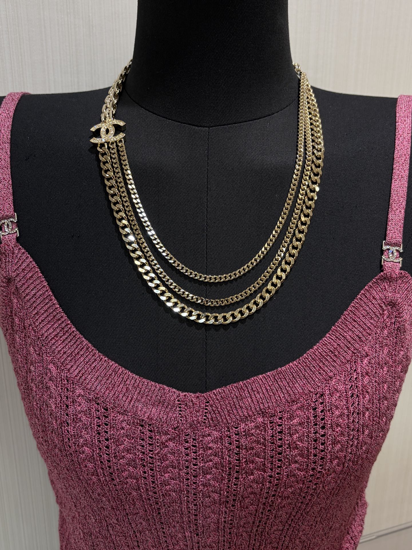 NO:647632,88250, Today's new three-layer chain * 25K new gold full diamond double C multi-layer chain necklace. The multi-layer chain combination is very personalized and beautiful. The whole design is so cool. It feels very tasteful and noble. The same brass material as yb. Customized crystal, necklace, Cartier high-end jewelry1986090988250,今日新品三层链条 * 25K新款金色满钻双C多层链条项链 多层链条搭配极具个性和美感 整个设计太酷了 感觉很有品味又贵气 yb一样黄铜材质 定制水晶,,necklace,卡迪亚高端饰品,Jewelry