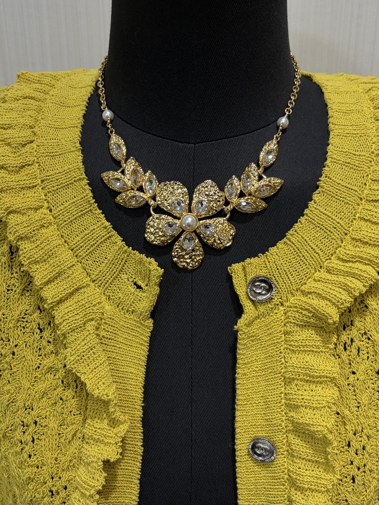 NO:647644,88260, today’s new product weight* 26C early spring new style rich gold flower wheat ear gold necklace choker. The combination of wheat ear rich gold flower is so beautiful. It shows the retro and elegant temperament just right. It has a sense of presence when worn on the upper body. It has a full sense of nobility. It is made of the same brass material as yb. Customized crystal. Lava craftsmanship, necklace, Cartier high-end jewelry.1986090988260,今日新品重* 26C早春新款富贵金花麦穗金色项链choker 麦穗富贵金花的组合实在太漂亮啦 将复古优雅的气质展示得恰到好处 佩戴上身非常有存在感 贵气感十足 yb一样黄铜材质 定制水晶 熔岩工艺,,necklace,卡迪亚高端饰品,Jewelry