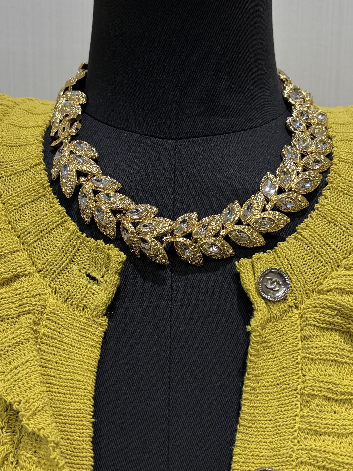NO:647638,88350, today’s new product is super heavy* 26C early spring new rich gold flower wheat ear double C gold necklace choker. A large golden wheat ear is so beautiful. It shows the retro elegant temperament just right. The meaning is also super beautiful. White and rich people must have it. Brass material like yb, customized crystal, lava craftsmanship, necklace, Cartier high-end jewelry1986090988350,今日新品超级重* 26C早春新款富贵金花麦穗双C金色项链choker 一大片金灿灿的麦穗实在太漂亮啦 将复古优雅的气质展示得恰到好处 寓意也超级美好白富美们一定要有 yb一样黄铜材质 定制水晶 熔岩工艺,,necklace,卡迪亚高端饰品,Jewelry