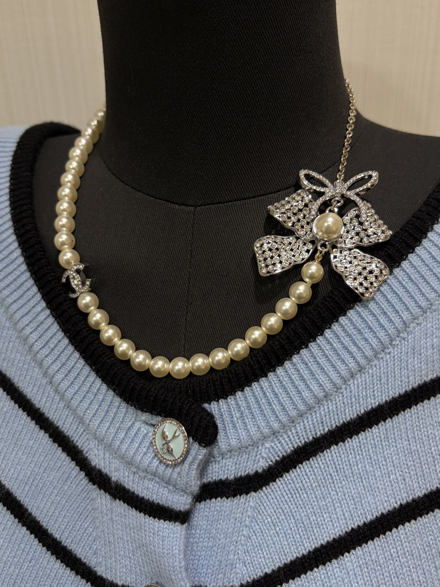 NO:647669,88260, today's new heavy industry model * 25K new crystal bow full diamond double C pearl necklace. The double layer full diamond bow is too delicate and heavy work. The pearl chain is cute and noble. It is a rich little princess. The same brass material as yb. Customized crystal. Customized pearls. Contrasting color design, necklace, Cartier high-end jewelry.1986090988260,今日新品重工款 * 25K新款水晶蝴蝶结满钻双C珍珠项链 双层满钻蝴蝶结太精致太重工了 搭珍珠链条可爱贵气很千金小公主 yb一样黄铜材质 定制水晶 定制珍珠 撞色设计,,necklace,卡迪亚高端饰品,Jewelry