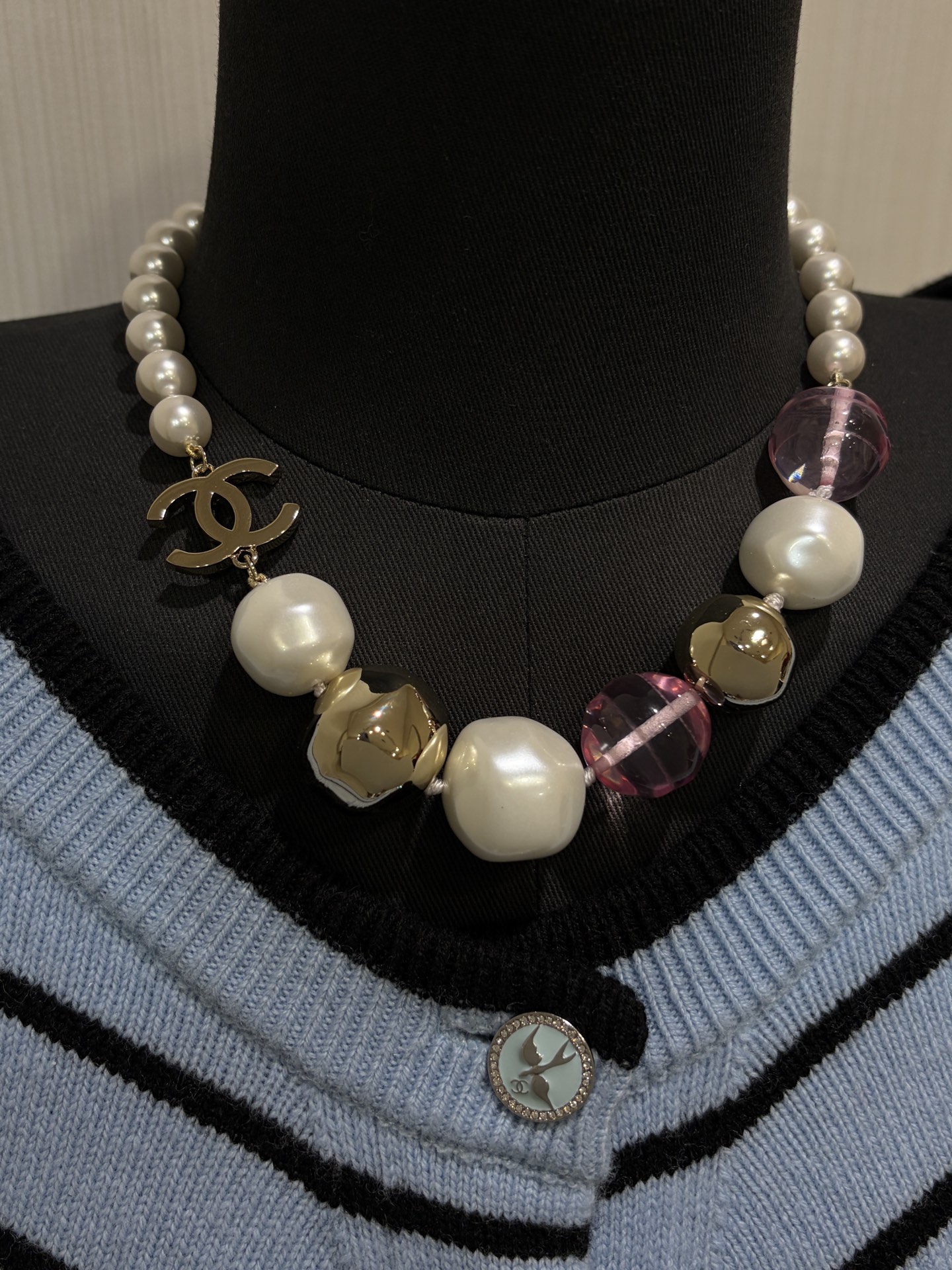 NO:647667,Today’s new products are pink and red * 25K new gold double C acrylic pearl necklace. The exaggerated style is perfect for taking photos with a concave shape. The large irregular acrylic gold beads and pearls are super eye-catching. Sisters who like this unique sense of fashion must buy it. The same brass material as yb, acrylic material. Two colors available. 88260, necklace, Cartier high-end jewelry19860909今日新品粉色、红色 * 25K新款金色双C亚克力珍珠项链 夸张款太适合拍照凹造型了 大颗不规则亚克力金珠珍珠超级吸睛 喜欢这种独特时尚感的姐妹必买 yb一样黄铜材质亚克力材质 两色可选88260,,necklace,卡迪亚高端饰品,Jewelry