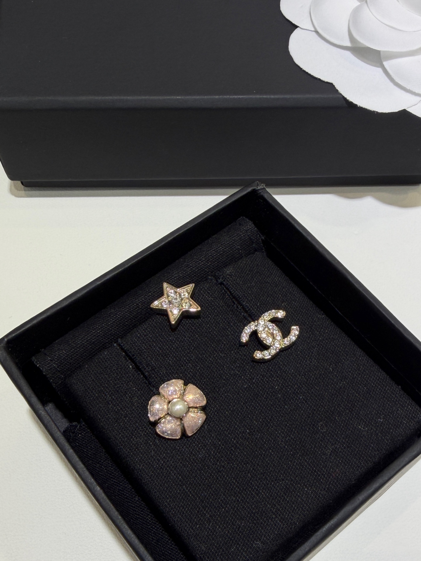 NO:647757,88180, today's new three-piece set *26C new five-pointed star double C camellia three-piece earring set. Pink enamel camellia full of diamond cc star combination. One set contains three earrings. The breath of spring is coming. The small size is also suitable for multiple ear holes. The same brass material as yb, Swarovski crystal, enamel craftsmanship, gold, Cartier high-end jewelry1986090988180,今日新品三件套 *26C新款五角星双C山茶花耳钉三件套 粉色珐琅山茶花满钻cc星星的组合 一套包含三个耳钉 春天的气息扑面而来 小尺寸也很适合多耳洞叠戴搭配哦 yb一样黄铜材质 施华洛水晶 珐琅工艺 金色,,卡迪亚高端饰品,Jewelry