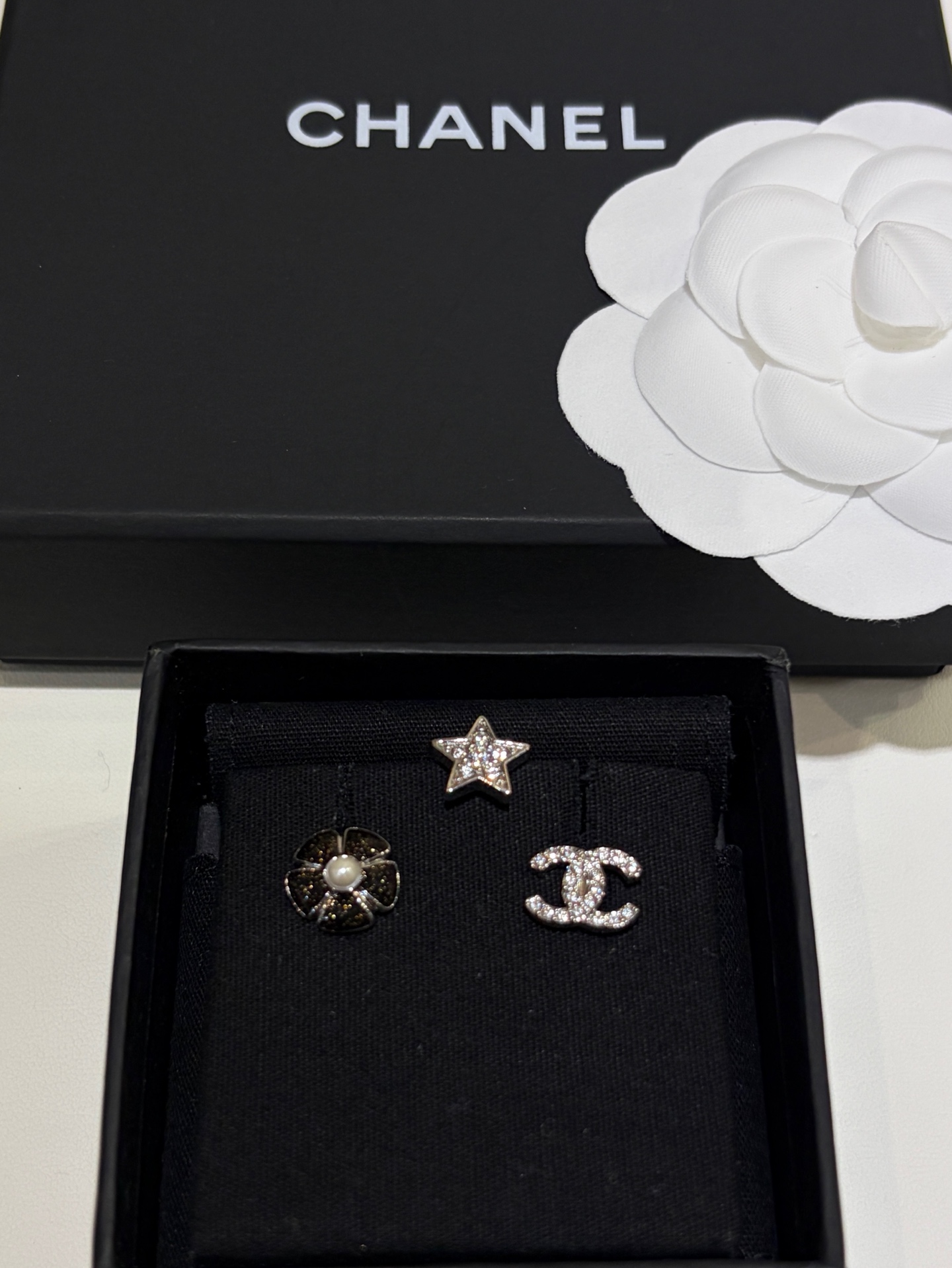 NO:647764,88180, today's new three-piece set *26C new five-pointed star double C camellia three-piece earring set. A combination of black enamel camellia full of diamond cc stars. One set contains three earrings. The breath of spring is coming. The small size is also suitable for stacking and matching with multiple ear holes. The same brass material as yb, Swarovski crystal, enamel craftsmanship, silver earring set with, earrings, Cartier high-end jewelry1986090988180,今日新品三件套 *26C新款五角星双C山茶花耳钉三件套 黑色珐琅山茶花满钻cc星星的组合 一套包含三个耳钉 春天的气息扑面而来 小尺寸也很适合多耳洞叠戴搭配哦 yb一样黄铜材质 施华洛水晶 珐琅工艺 银色耳环套装带,,earrings,卡迪亚高端饰品,Jewelry