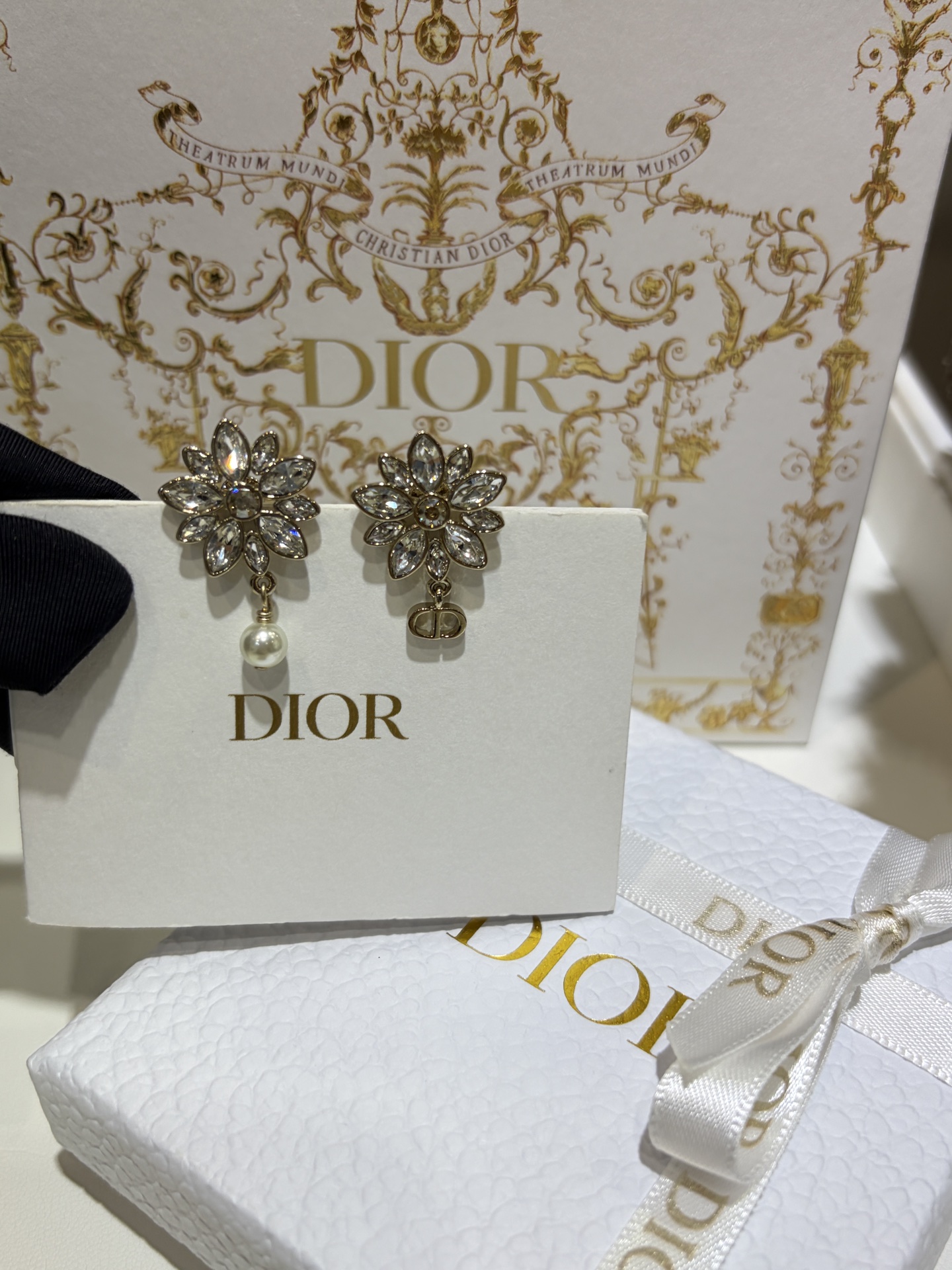 NO:710709,Asymmetric design arrived today * 26 new early spring gold full diamond flower CD pearl earrings. The light golden petal marquise diamonds sparkle so noble. The asymmetric design of the pearl CD pendant is age-reducing and cute. It feels like high-end jewelry. It is full of sophistication. Brass material like yb. Customized crystal. Sunflower earrings with packaging box. Top version, earrings, Cardia high-end jewelry.19860909今日到货不对称设计 * 26年早春新款金色满钻花朵CD珍珠耳环 浅金色花瓣马眼钻闪闪的好贵气 珍珠cd吊坠不对称设计减龄可爱 太有高级珠宝的感觉了 精致度叠满 yb一样黄铜材质 定制水晶 太阳花耳钉带包装盒 顶级版本,,earrings,卡迪亚高端饰品,Jewelry