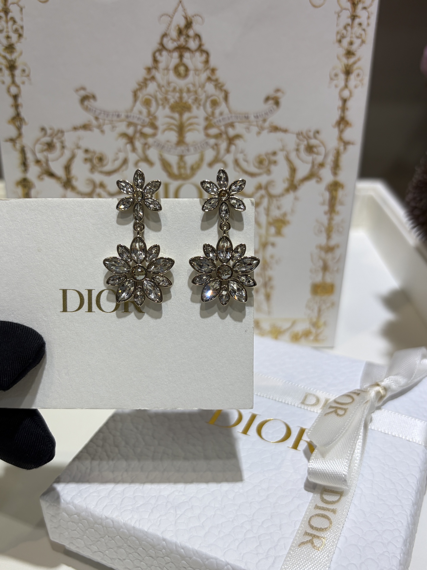 NO:710727,88180 Earrings arrived today * 26 new early spring gold full diamond flower CD earrings. Light gold petal marquise diamonds sparkle so noble. It feels like high-end jewelry. Full of sophistication. Brass material like yb. Customized crystal. Sunflower earrings with packaging box. Top version, earrings, Cardia high-end jewelry.1986090988180今日到货耳环 * 26年早春新款金色满钻花朵CD耳环 浅金色花瓣马眼钻闪闪的好贵气 太有高级珠宝的感觉了 精致度叠满 yb一样黄铜材质 定制水晶 太阳花耳钉带包装盒 顶级版本,,earrings,卡迪亚高端饰品,Jewelry