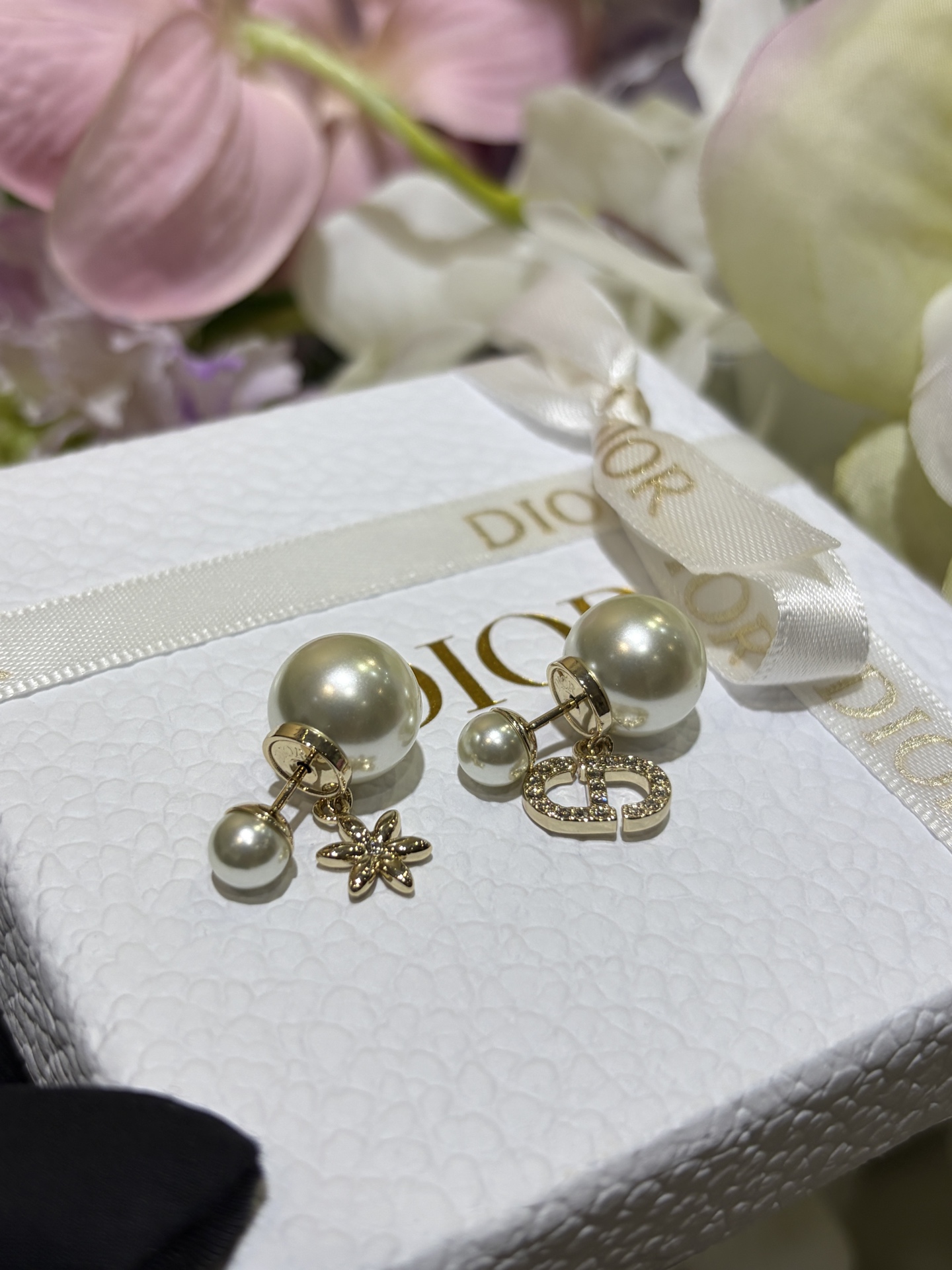 NO:710716,88160. Arrive today and buy yb * 26 new early spring gold full diamond CD small flower pearl double ball earrings. The light gold full diamond CD is sparkling ~ gentle and soft, which complements the temperament. The small metal flowers are age-reducing, cute and full of vitality. The same brass material as yb. Swarovski Phantom diamond. Asymmetric design earrings with packaging box. Top version, earrings, Cartier high-end jewelry1986090988160.今日到货购入yb * 26年早春新款金色满钻CD小花珍珠双球耳环 浅金色满钻CD好闪～温温柔柔很衬气质 金属小花朵减龄可爱又充满生命力 yb一样黄铜材质 施华洛魅影钻 不对称设计耳钉带包装盒 顶级版本,,earrings,卡迪亚高端饰品,Jewelry