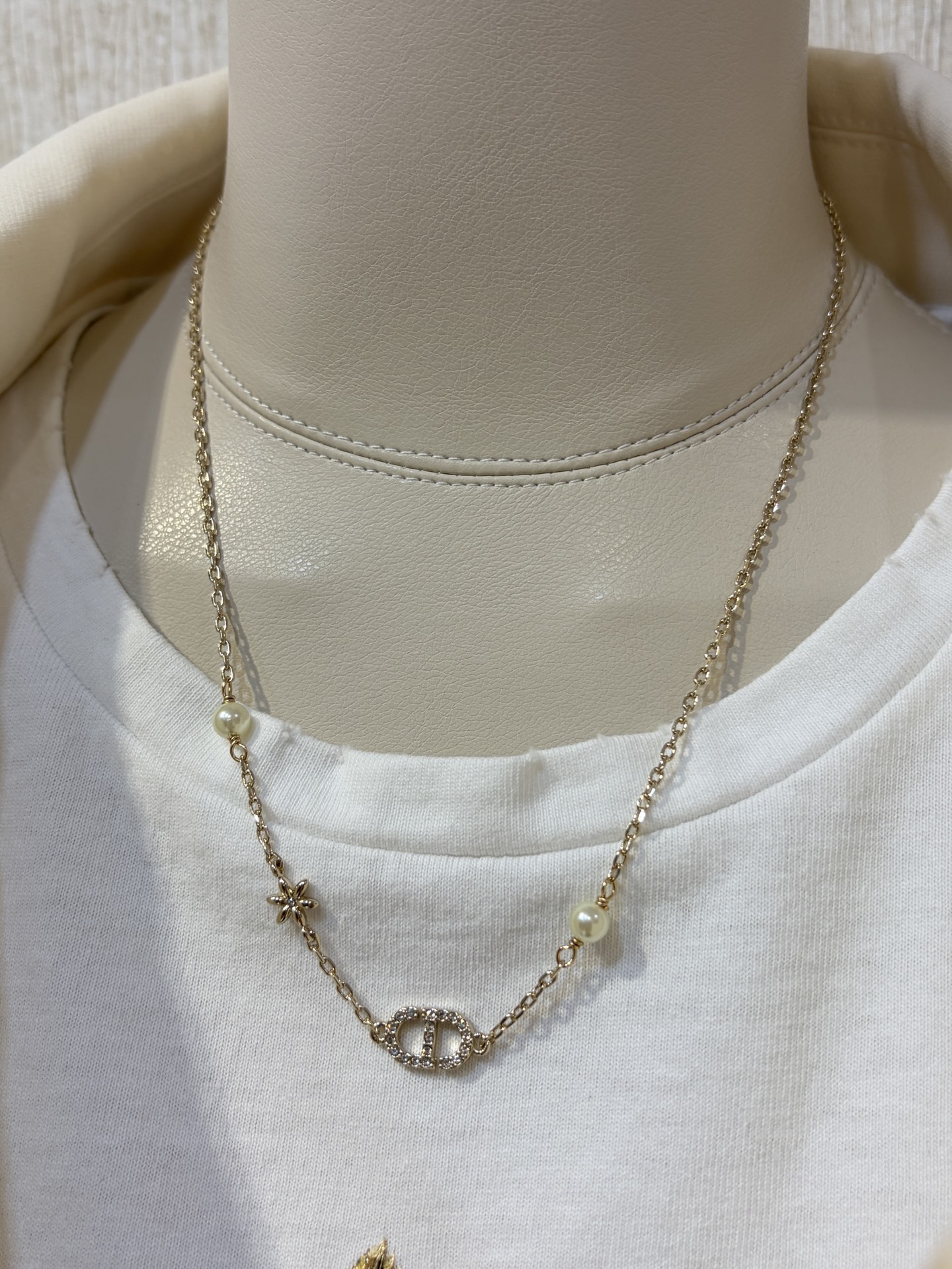 NO:710720,88180 Necklace arrived today. Purchased yb *26 new early spring gold full diamond CD small flower pearl necklace. The light gold full diamond CD is very sparkling ~ gentle and soft, which matches the temperament. The details of the metal flowers and pearls on the chain are so exquisite. The small flowers have a spring atmosphere and are full of vitality. The same brass material as yb. Swarovski phantom diamonds, necklace, Cartier high-end jewelry1986090988180今日到货项链 购入yb * 26年早春新款金色满钻CD小花珍珠项链 浅金色满钻CD好闪～温温柔柔很衬气质 链身金属小花和珍珠细节太精致啦 小花朵很有春天的气息充满生命力 yb一样黄铜材质 施华洛魅影钻,,necklace,卡迪亚高端饰品,Jewelry