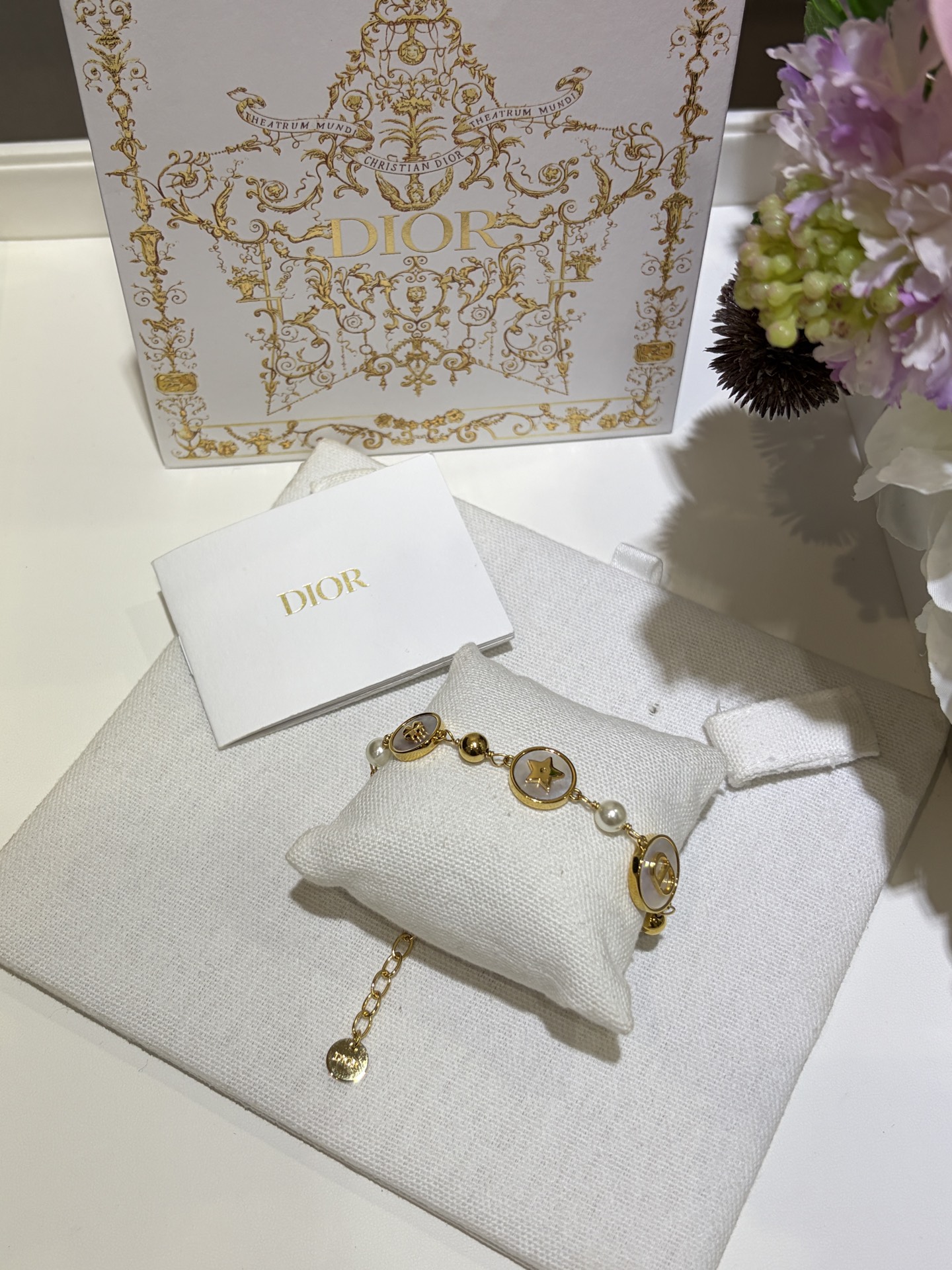 NO:677756,88240, Today’s new autumn and winter new bracelets. 25 new autumn and winter new colorful shell round bracelets. Bee + star + CD + four-leaf clover + love various elements. Matched with vanilla cream color white round small buttons. Fashionable and noble, with a feeling of high-end jewelry. z consistent brass material, bracelet, Cartier high-end jewelry1986090988240,今日新品秋冬新款手链 25年秋冬新款彩色贝壳圆形手链 蜜蜂+星星+CD+四叶草+爱心各种元素 搭配香草奶油色系白色圆形小纽扣 时髦贵气非常有高级珠宝的感觉 z一致黄铜材质,,bracelet,卡迪亚高端饰品,Jewelry