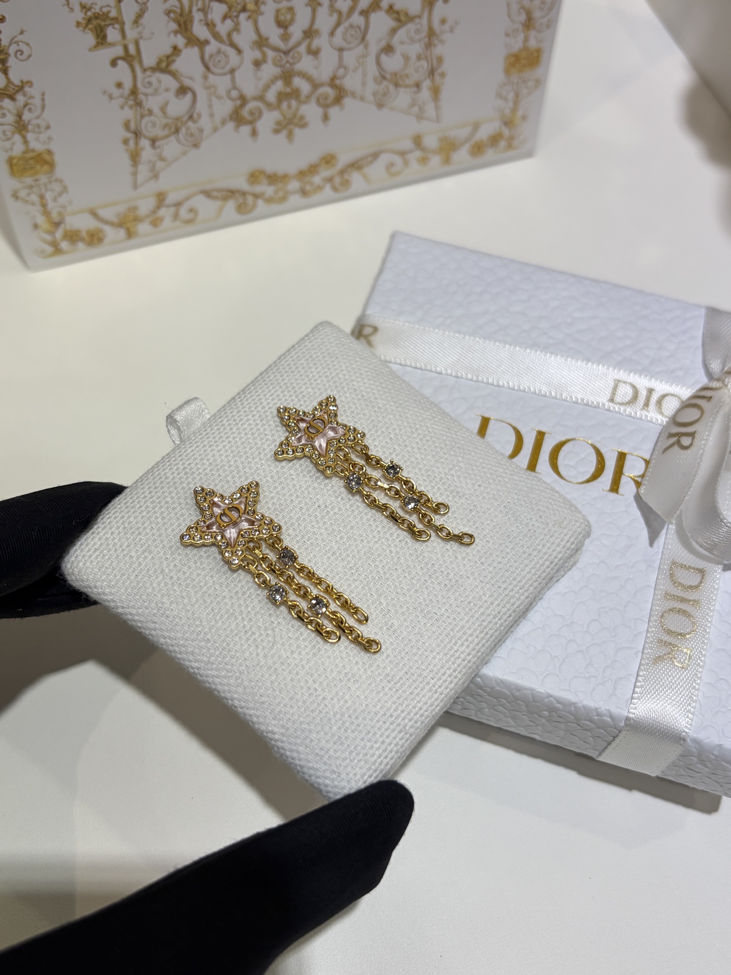 NO:720475,88180, arrived today in pink tassel style * 25 new Christmas style gold CD pink star rhinestone chain tassel earrings. The five-pointed star is surrounded by a circle of small rhinestones. Smart and playful. The rhombus-cut acrylic is very shiny. The pink and tender tassel style is very beautiful. The upper ear of the tassel style is super beautiful. The same brass material as yb. Swarovski phantom diamond. Earrings with full package. Top version, earrings, Cardia high-end jewelry.1986090988180,今日到货粉色 流苏款 * 25年圣诞新款金色CD粉色星星水钻链条流苏耳环 五角星外镶一圈小水钻 灵动又俏皮 菱形切割亚克力很有光泽 粉嫩嫩太水灵啦流苏款上耳超好看 yb一样黄铜材质 施华洛魅影钻 耳钉带全套包装 顶级版本,,earrings,卡迪亚高端饰品,Jewelry