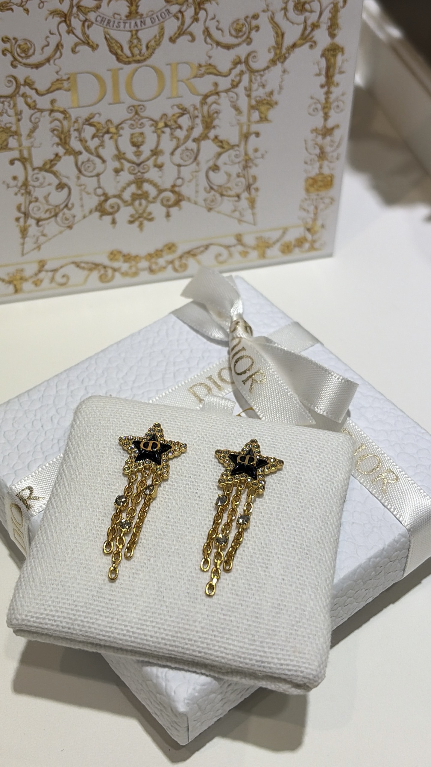 NO:677761,88180, today's new arrival, black tassel style * 25-year new Christmas style gold CD navy blue star rhinestone chain tassel earrings. The five-pointed star is surrounded by a circle of small rhinestones. Smart and playful. The rhombus-cut acrylic is very shiny. The rhinestone tassel blingbling looks great when worn on the upper body. The same brass material as yb. Swarovski phantom diamond, earrings, Cartier high-end jewelry1986090988180, 今日新品黑色 流苏款 * 25年圣诞新款金色CD藏蓝色星星水钻链条流苏耳环 五角星外镶一圈小水钻 灵动又俏皮 菱形切割亚克力很有光泽 水钻流苏blingbling的佩戴上身超好看 yb一样黄铜材质 施华洛魅影钻,,earrings,卡迪亚高端饰品,Jewelry