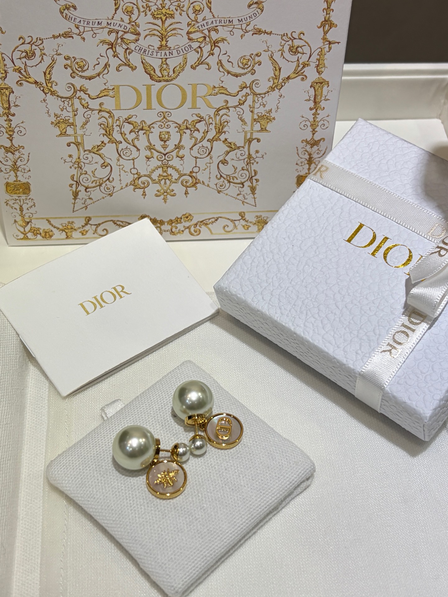 NO:677757,88180, today’s new product purchase: 25 new autumn and winter Tribales white mother-of-pearl round pendant pearl double ball earrings. The details of the gold relief of the bee CD letters are very exquisite. The girl’s heart has a sense of nobility and the real thing is very cute. Purchased and developed and customized by yb. Brass material, mother-of-pearl, earrings, balenciaga, earrings, Cartier high-end jewelry1986090988180,今日新品购入 25年秋冬新款Tribales白色贝母圆形吊坠珍珠双球耳环 蜜蜂CD字母金色浮雕细节很精致 少女心贵气感并存实物巨可爱 购入yb开发定制 黄铜材质 贝母贝壳 耳钉耳环,,balenciaga,earrings,卡迪亚高端饰品,Jewelry