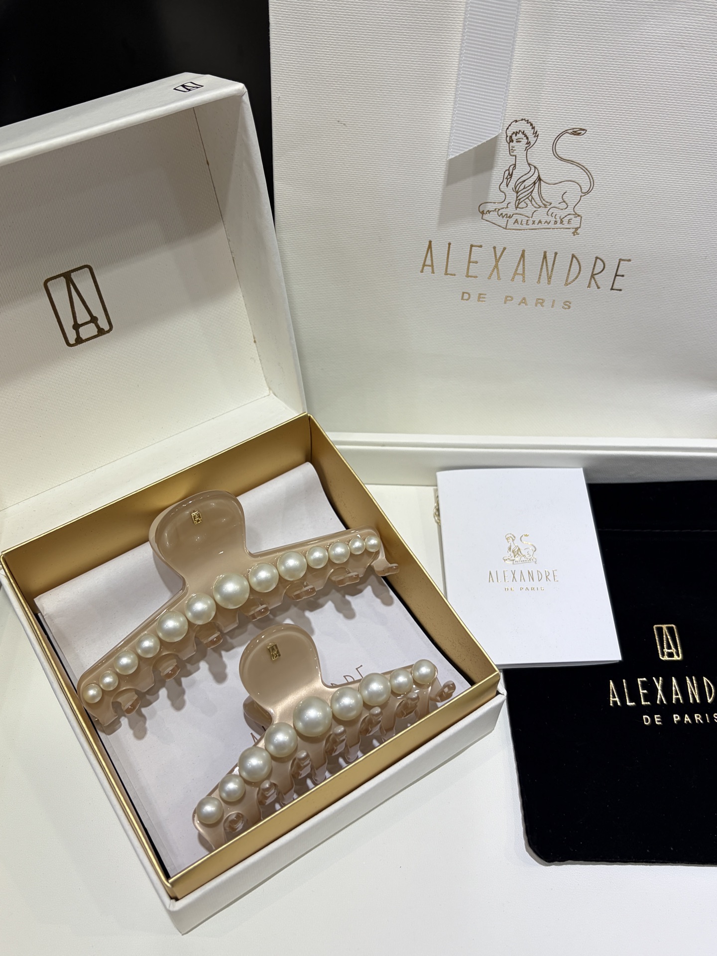 NO:720510,Large size and small size respectively 88180 Alexandre Yuehua series pearl shark clip. The gentle and soft beige color is very clear and beautiful. Super beautiful pearl clip, you can use it with confidence if you have a lot of hair. ZP price. Customized model with small price and the same wear. YB same material customization, clear engraving. Top version, Cartier high-end jewelry19860909大号,小号 分别88180 Alexandre亚历山大 月华系列珍珠鲨鱼夹 温温柔柔的米色很清透很有美女感 超好看的珍珠抓夹,发量多的放心冲 zp价格 定制款小价位一样佩戴 yb一样材质定制,刻字清晰 顶级版本,,卡迪亚高端饰品,Jewelry