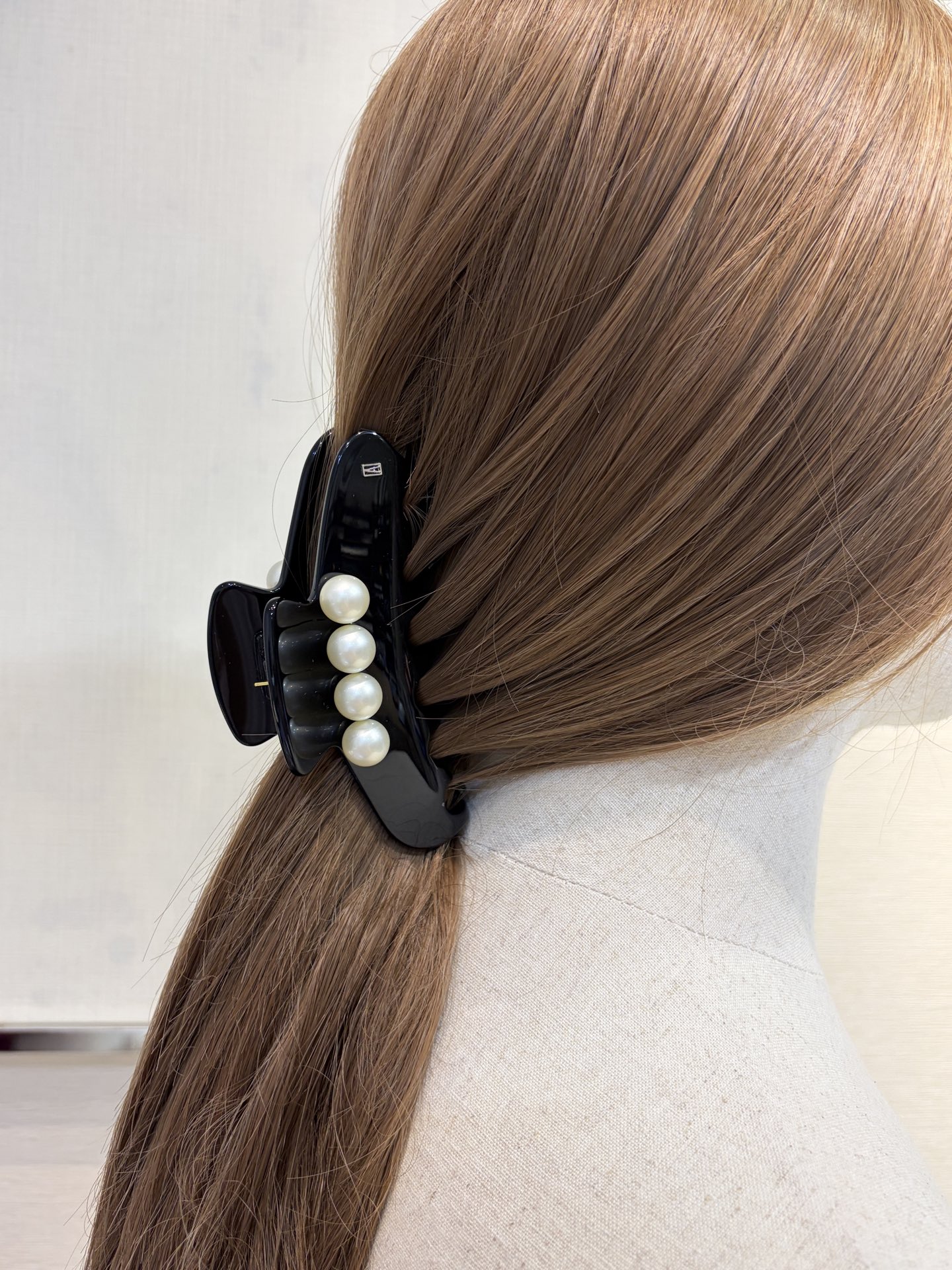 NO:720514,Large size and small size 88180 purchased yb Alexandre Alexandre Jade Bead Series Black Shark Clip Pearl Black Clip, for those with heavy hair, feel free to press the large size 11cm Medium length 8.5cm z Customized model with the same wearing effect at a small price Customized with the same material as yb, clear engraving Top version, Cardia high-end jewelry19860909大号小号88180购入yb Alexandre亚历山大 玉珠系列黑色鲨鱼夹 珍珠黑色抓夹,发量多的放心冲 大号长度11cm 中号长度8.5cm z 定制款小价位一样佩戴效果 yb一样材质定制,刻字清晰 顶级版本,,卡迪亚高端饰品,Jewelry