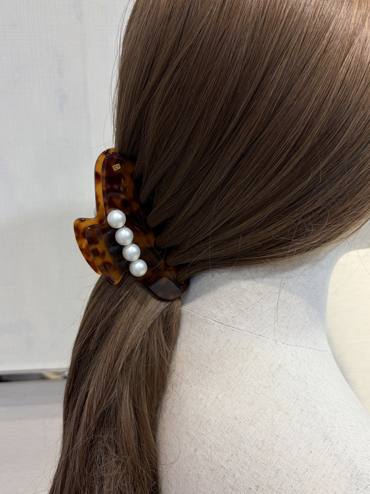 NO:720485,Large size 88180 New product purchase today yb Alexandre Alexandre Jade Bead Series Dark Brown Shark Clip Pearl dark brown clip, safe for those with large hair. The length of the large size is 11cm. It is retro and elegant when worn on the upper body and is very eye-catching. Customized model with the same wearing effect at a small price. Customized with the same material as yb, with clear engraving. Top version, Cardia high-end jewelry19860909大号88180今日新品购入yb Alexandre亚历山大 玉珠系列深褐色鲨鱼夹 珍珠深褐色抓夹,发量多的放心冲 大号长度11cm 佩戴上身复古优雅很吸睛 z 定制款小价位一样佩戴效果 yb一样材质定制,刻字清晰 顶级版本,,卡迪亚高端饰品,Jewelry